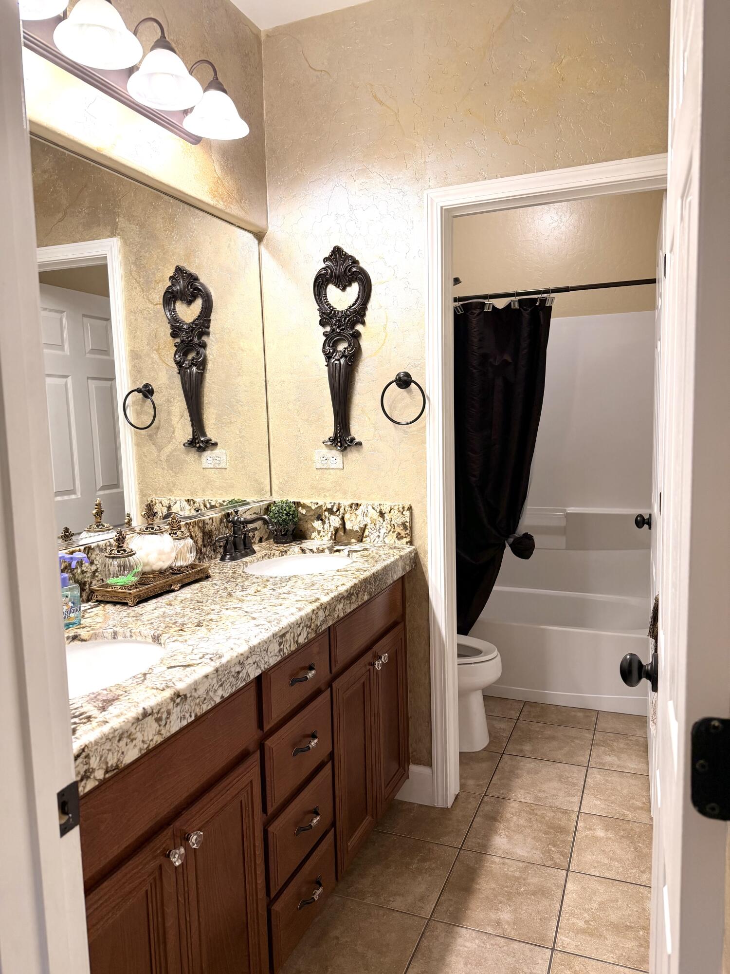 3216 W Buena Vista Ave, Visalia, CA 93291