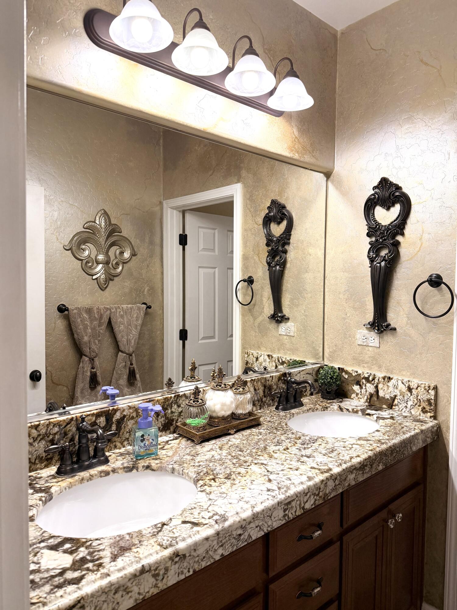 3216 W Buena Vista Ave, Visalia, CA 93291
