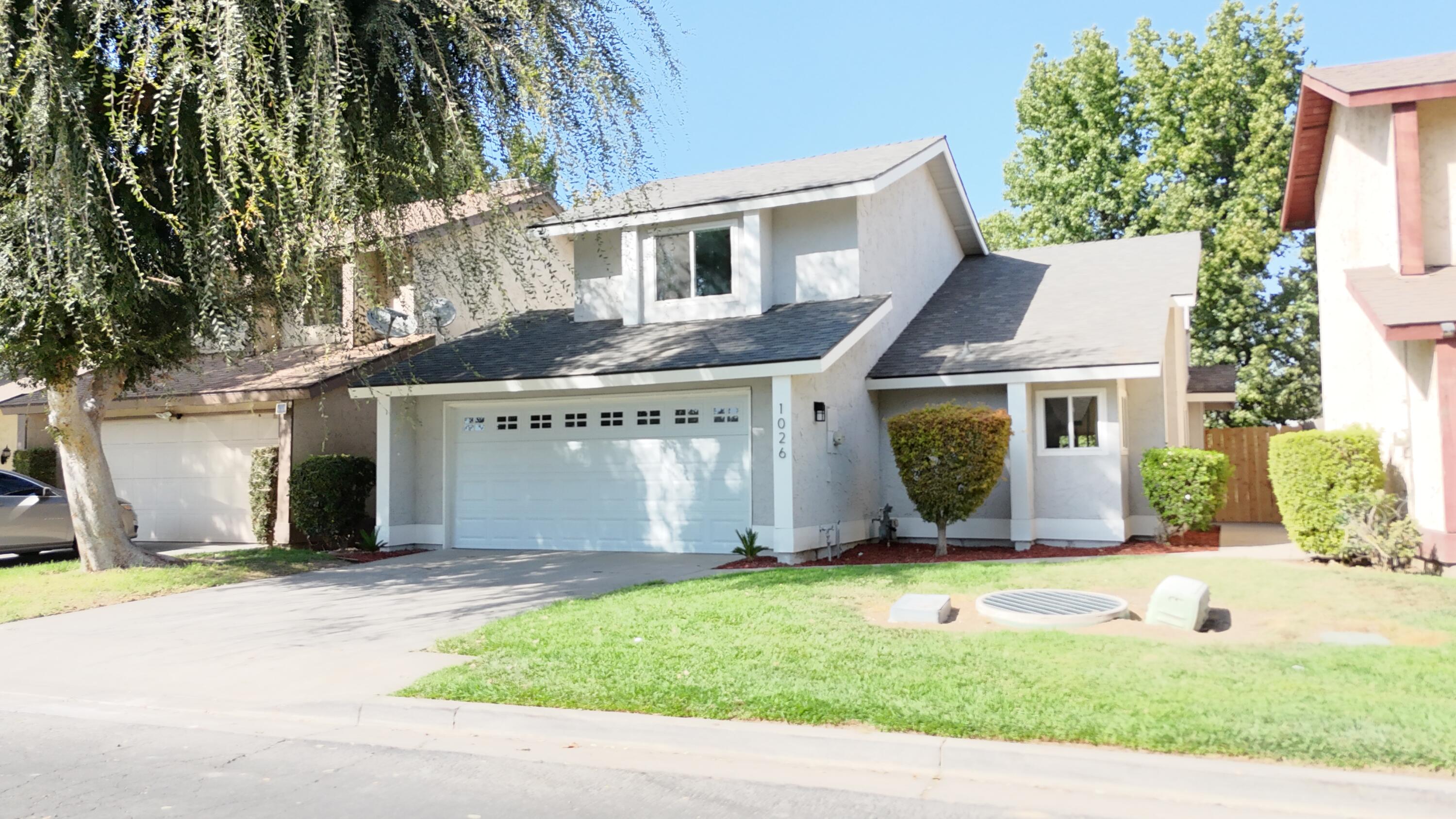1026 E Babcock Ave, Visalia, CA 93292