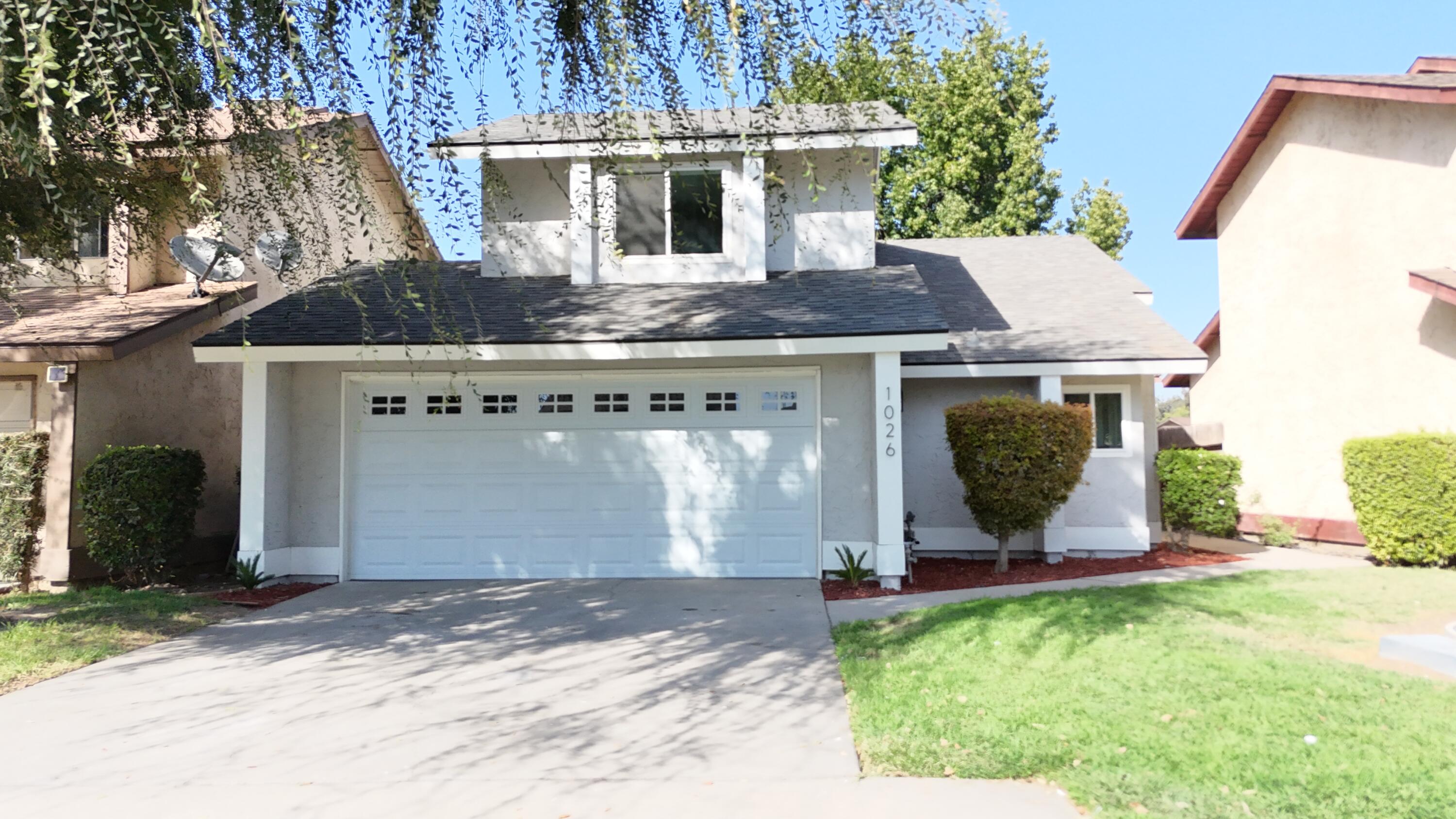1026 E Babcock Ave, Visalia, CA 93292