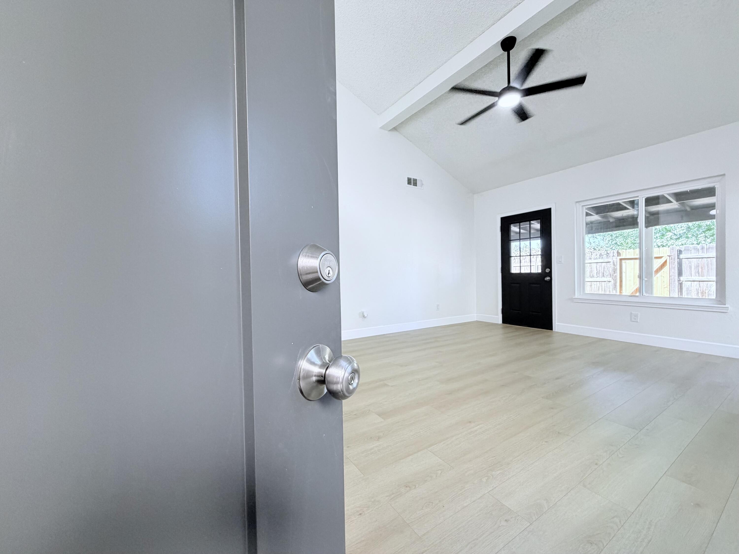 1026 E Babcock Ave, Visalia, CA 93292