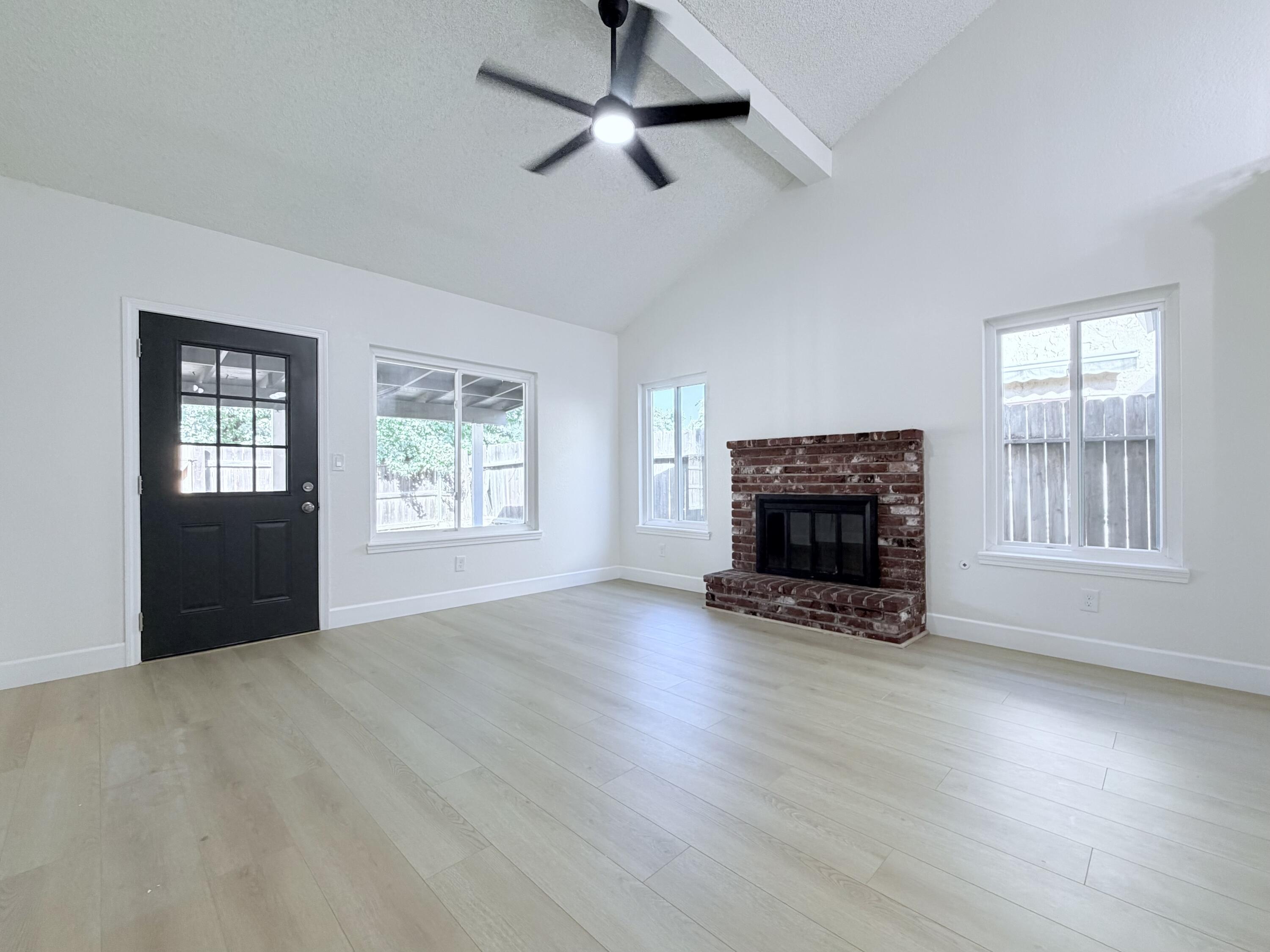 1026 E Babcock Ave, Visalia, CA 93292