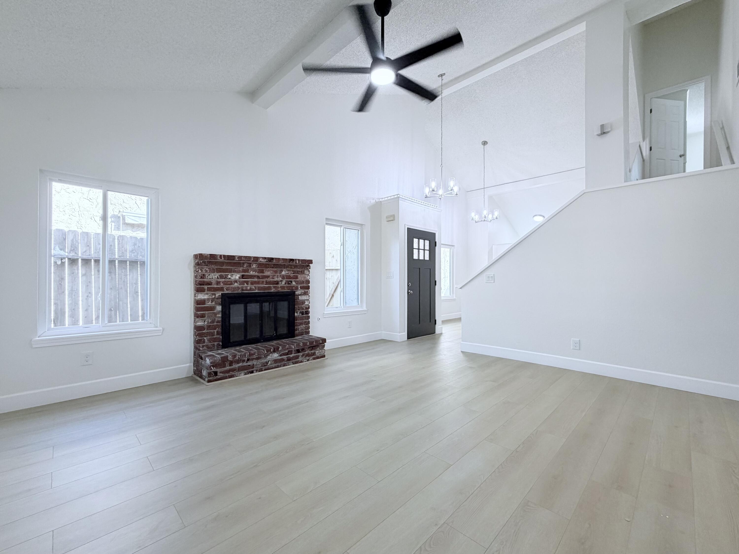 1026 E Babcock Ave, Visalia, CA 93292