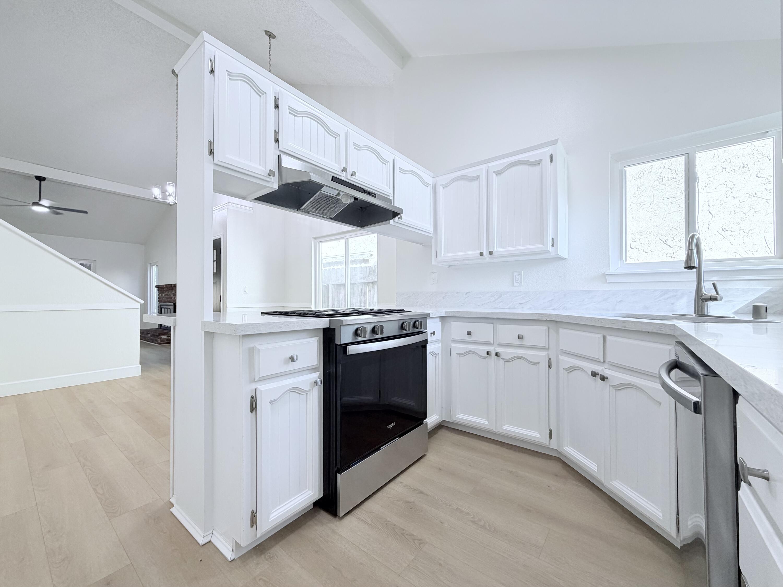 1026 E Babcock Ave, Visalia, CA 93292