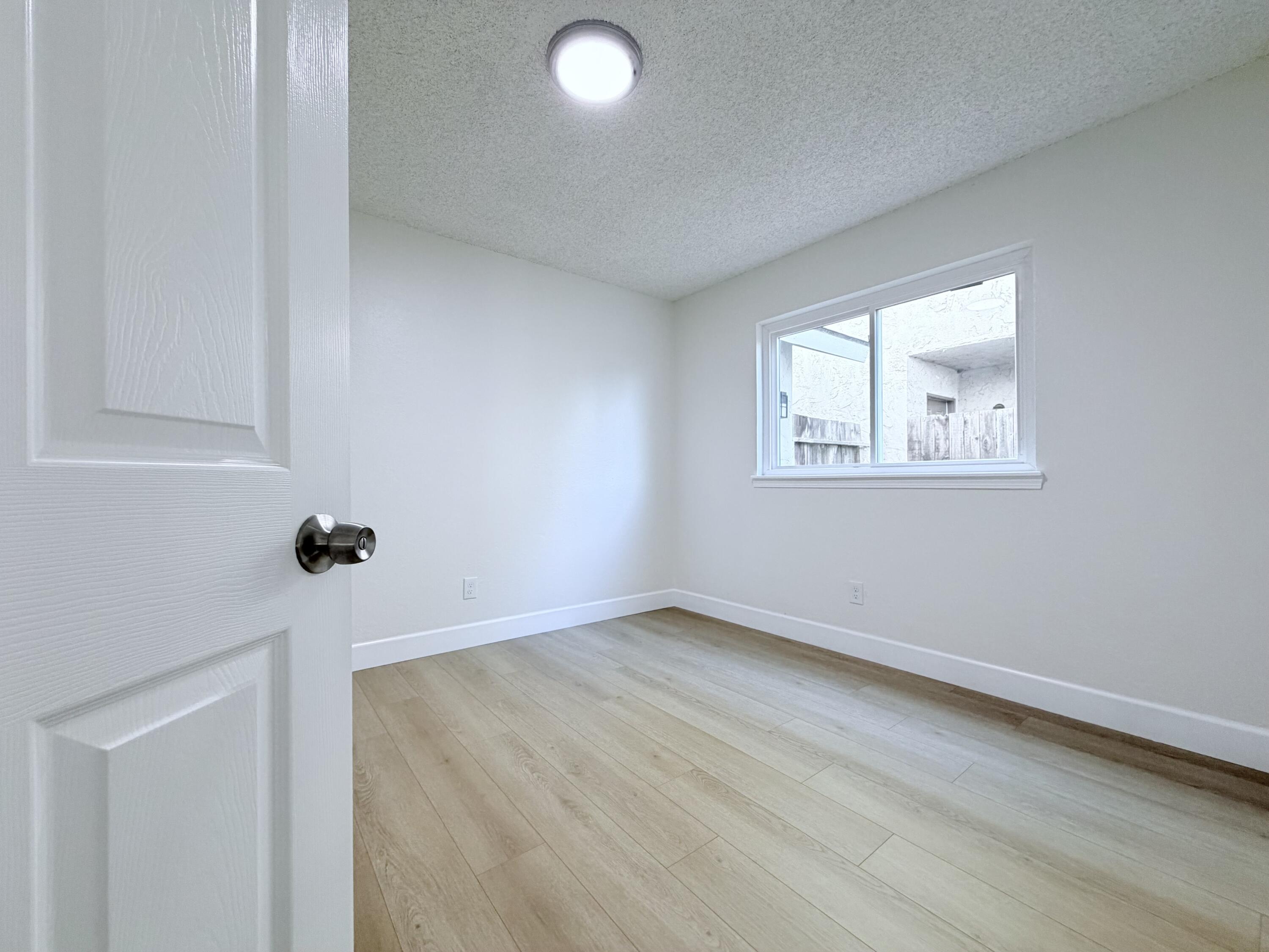 1026 E Babcock Ave, Visalia, CA 93292