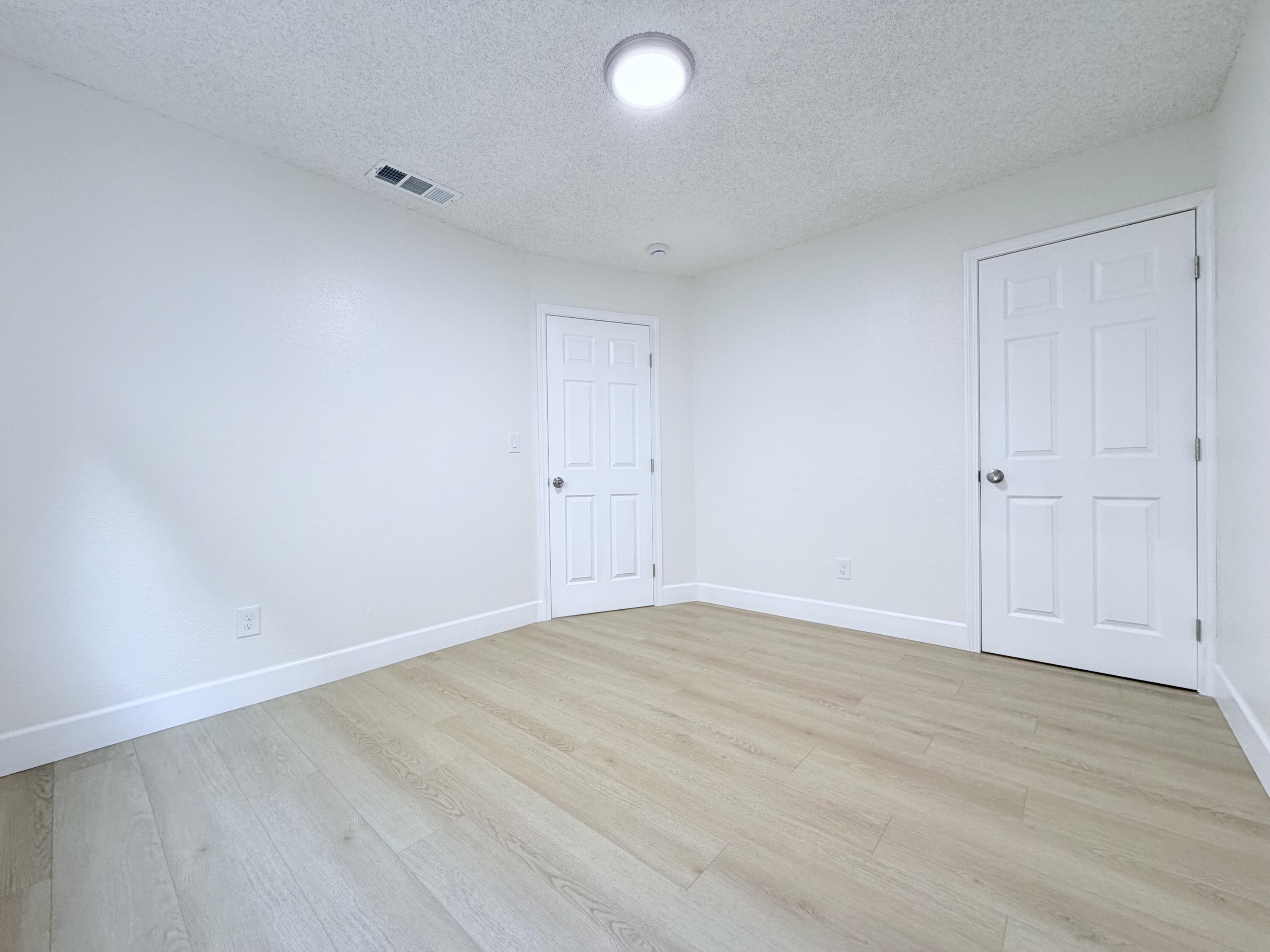 1026 E Babcock Ave, Visalia, CA 93292