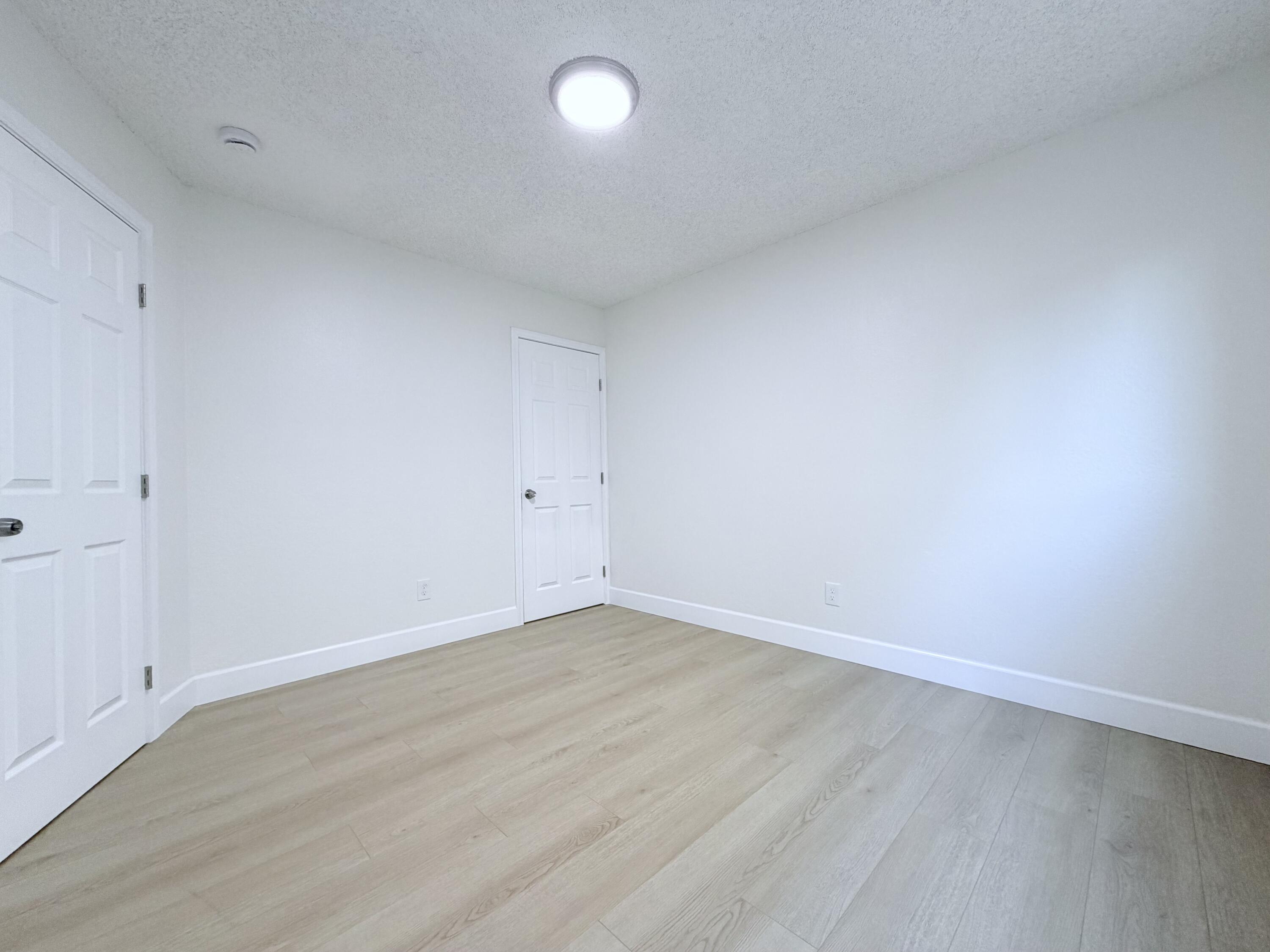 1026 E Babcock Ave, Visalia, CA 93292