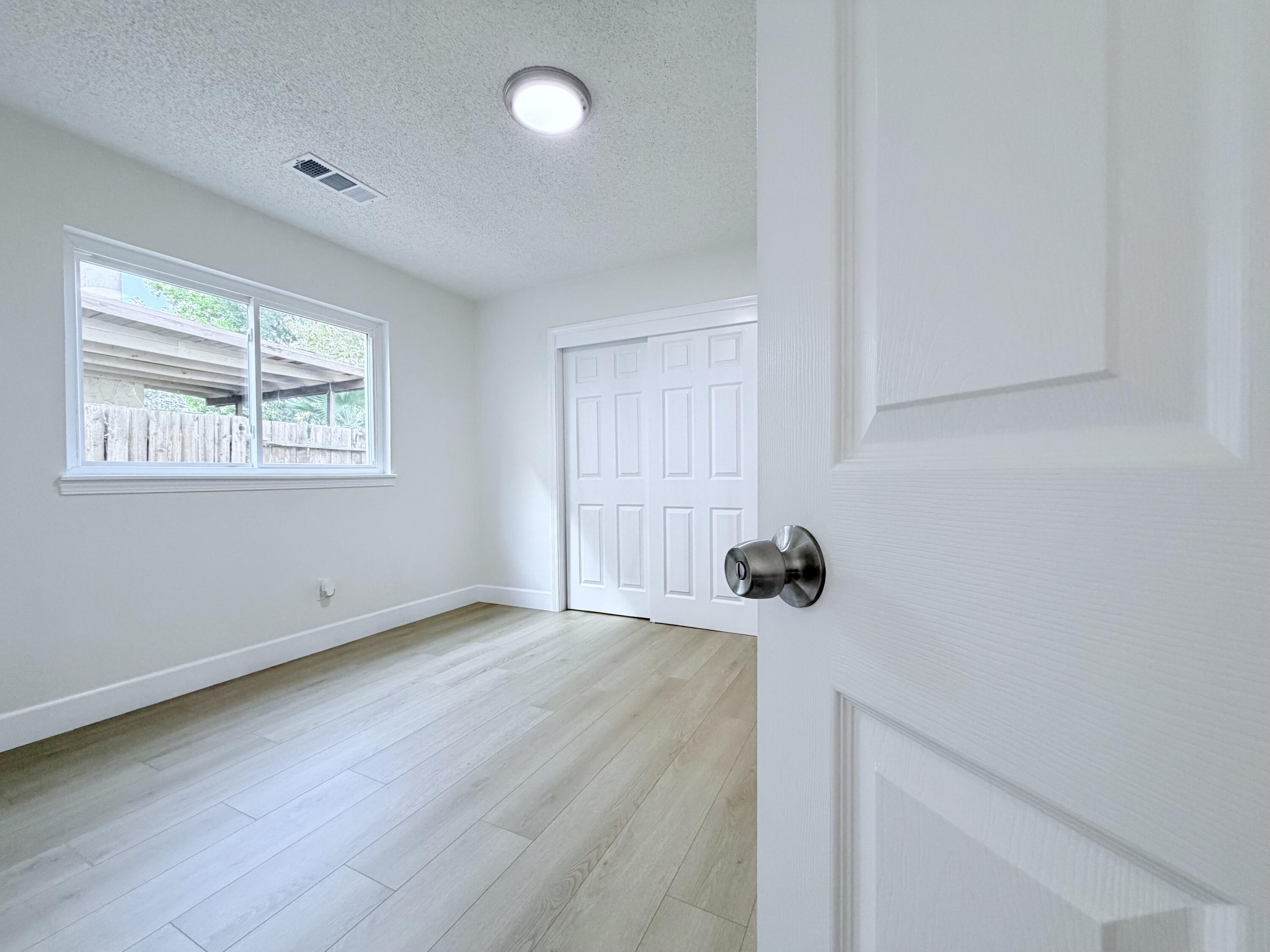 1026 E Babcock Ave, Visalia, CA 93292