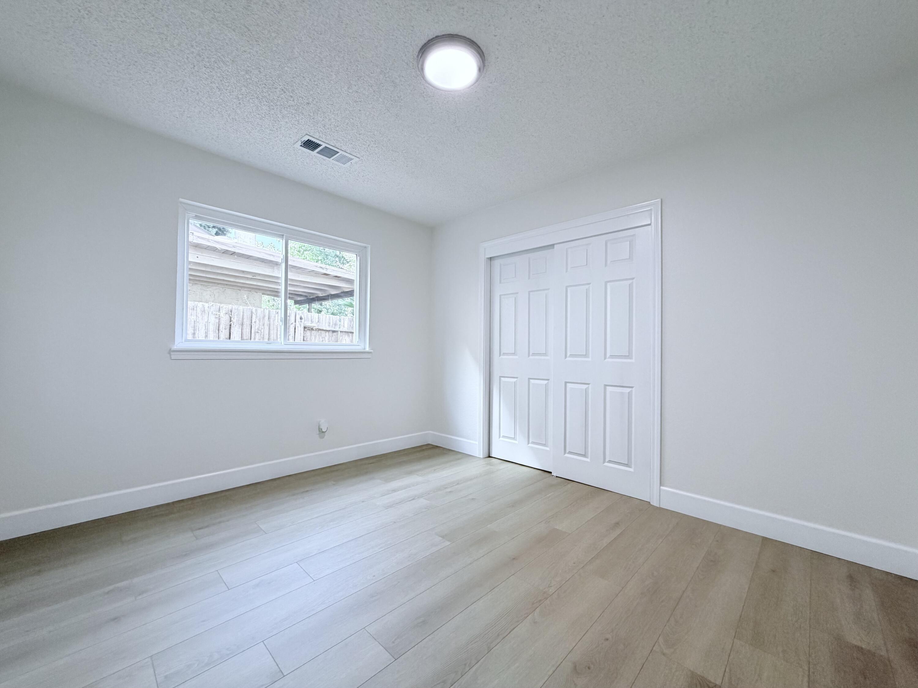 1026 E Babcock Ave, Visalia, CA 93292