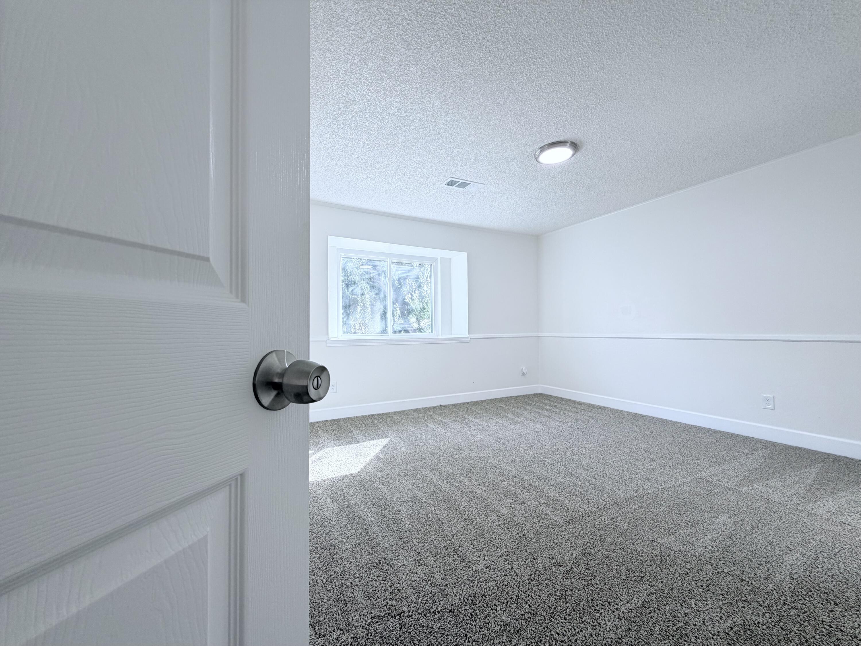 1026 E Babcock Ave, Visalia, CA 93292