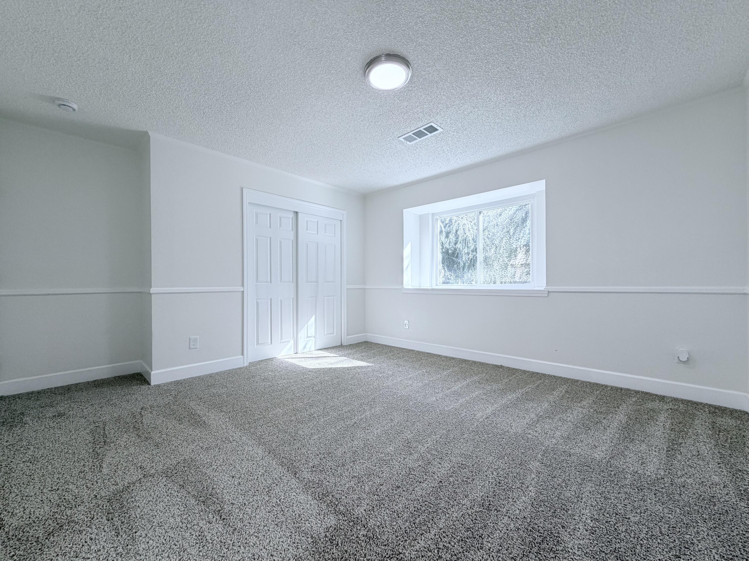 1026 E Babcock Ave, Visalia, CA 93292