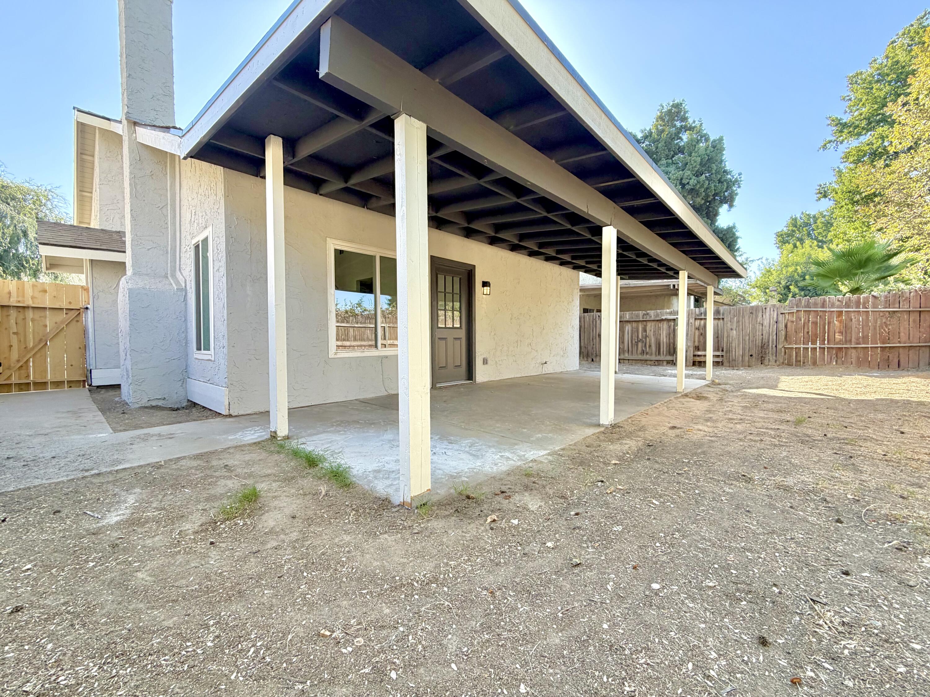 1026 E Babcock Ave, Visalia, CA 93292