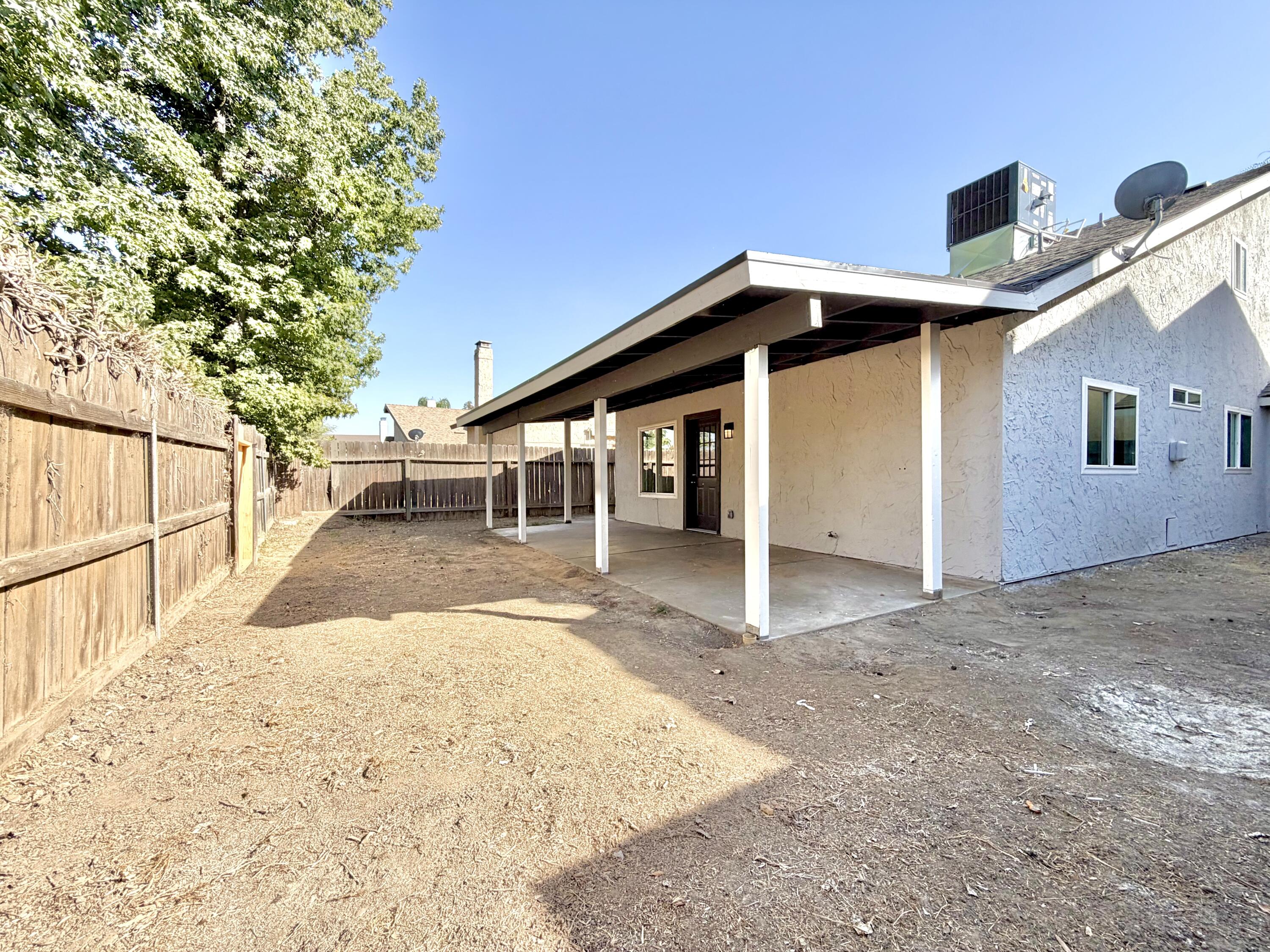 1026 E Babcock Ave, Visalia, CA 93292