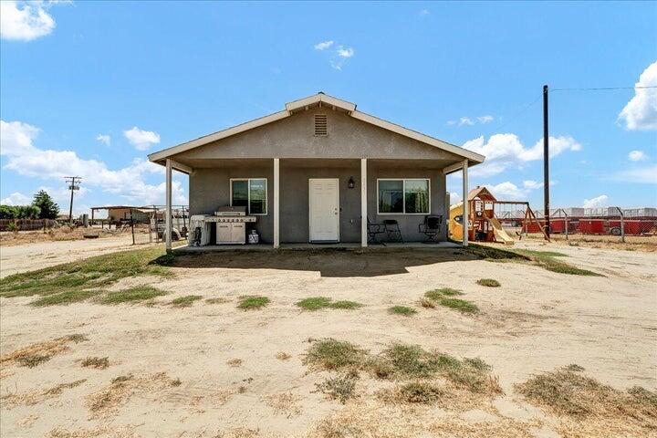 2437 N Palm St, Pixley, CA 93256