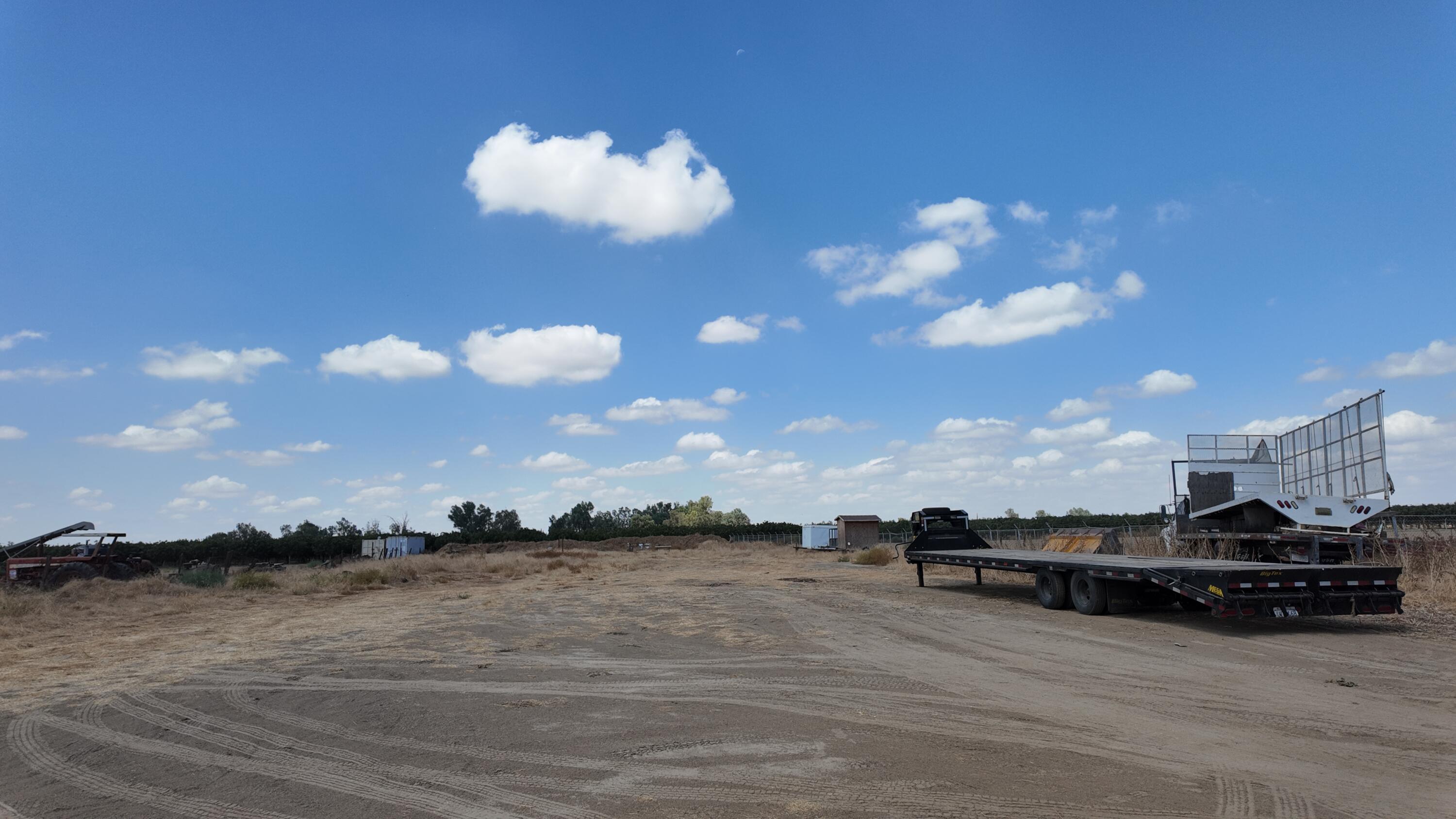 2437 N Palm St, Pixley, CA 93256