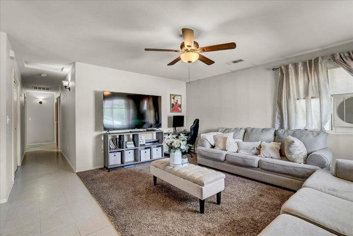 2437 N Palm St, Pixley, CA 93256