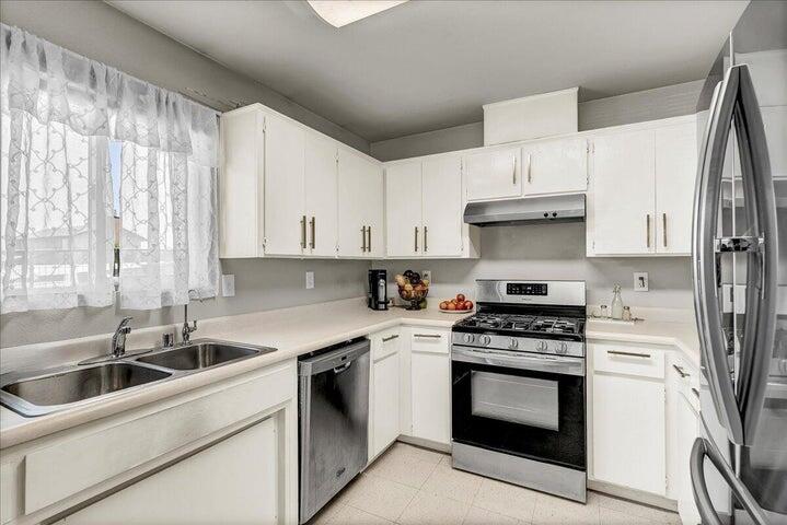 2437 N Palm St, Pixley, CA 93256