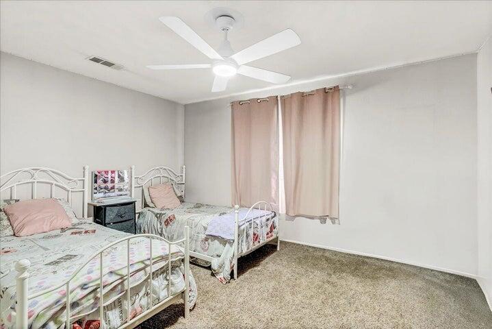 2437 N Palm St, Pixley, CA 93256