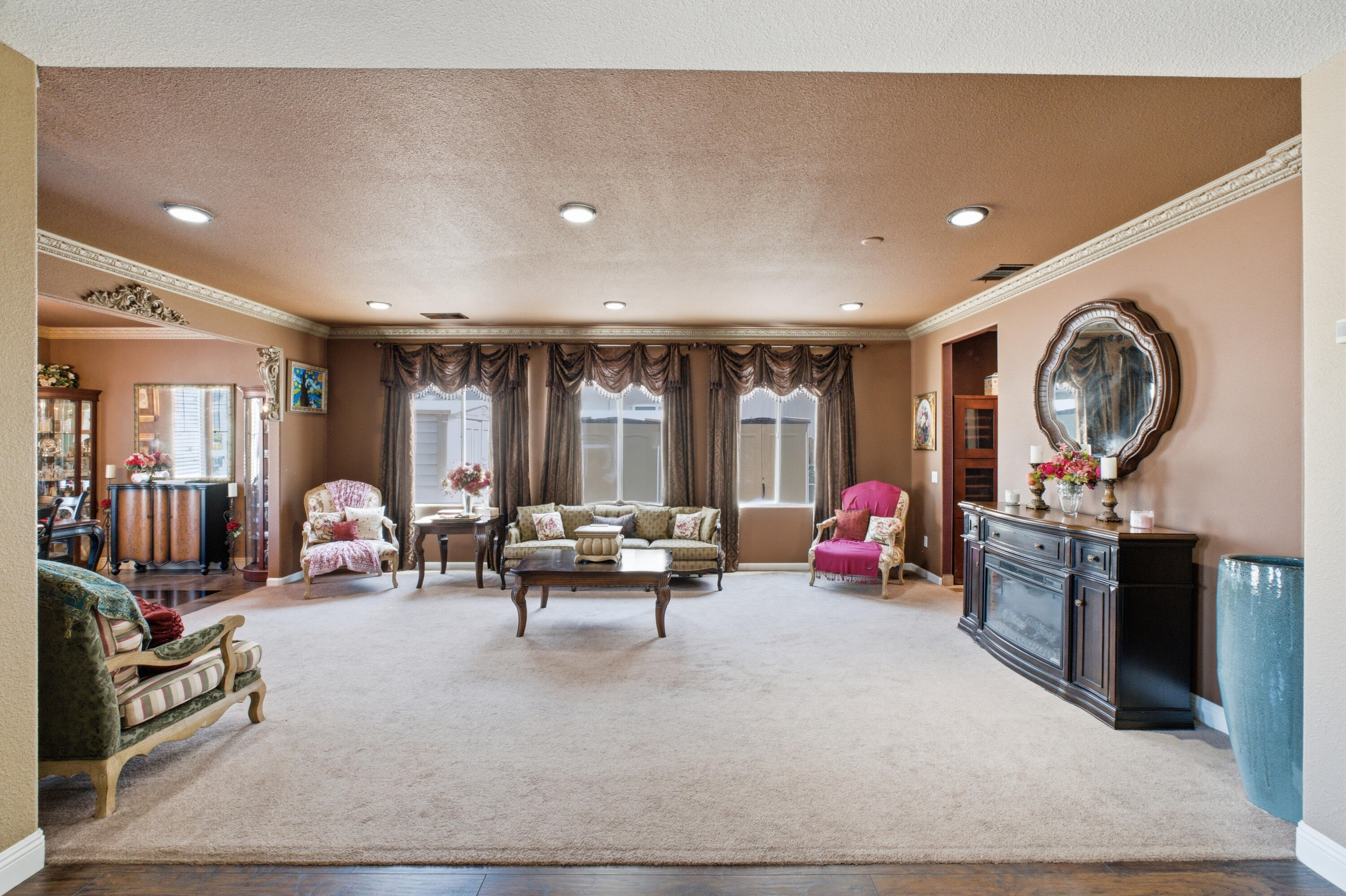 5733 W Babcock Ave, Visalia, CA 93291