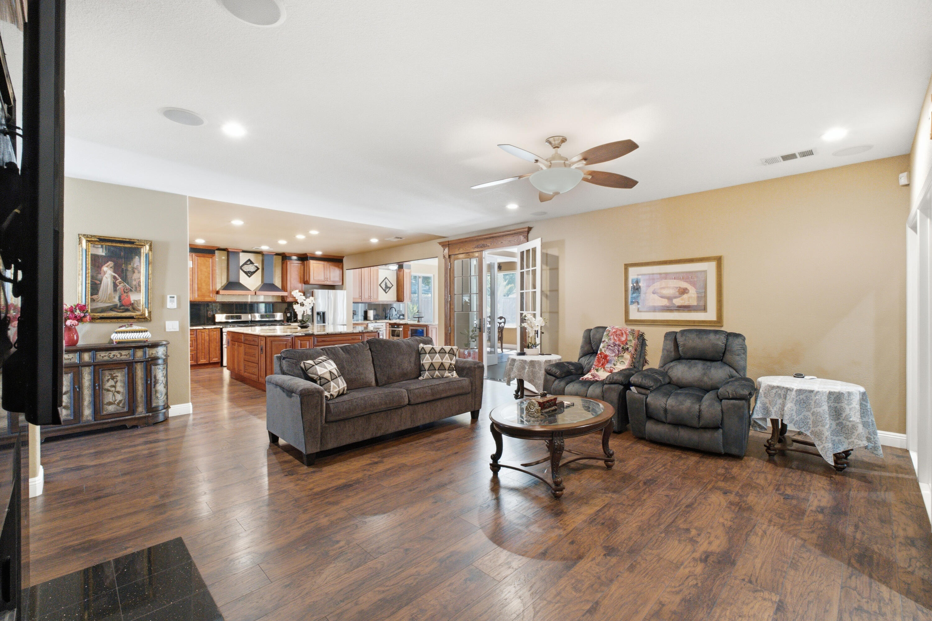 5733 W Babcock Ave, Visalia, CA 93291