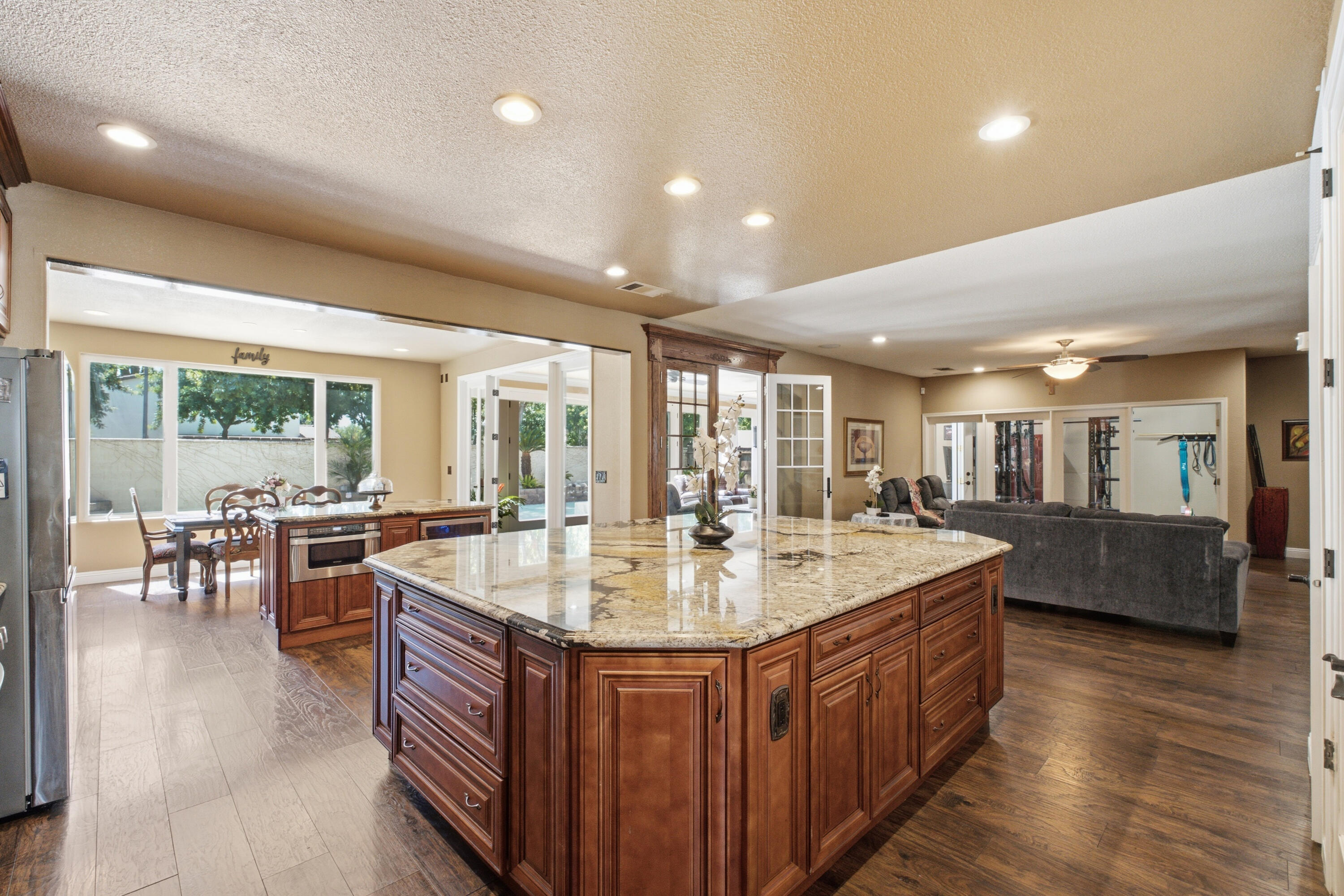 5733 W Babcock Ave, Visalia, CA 93291