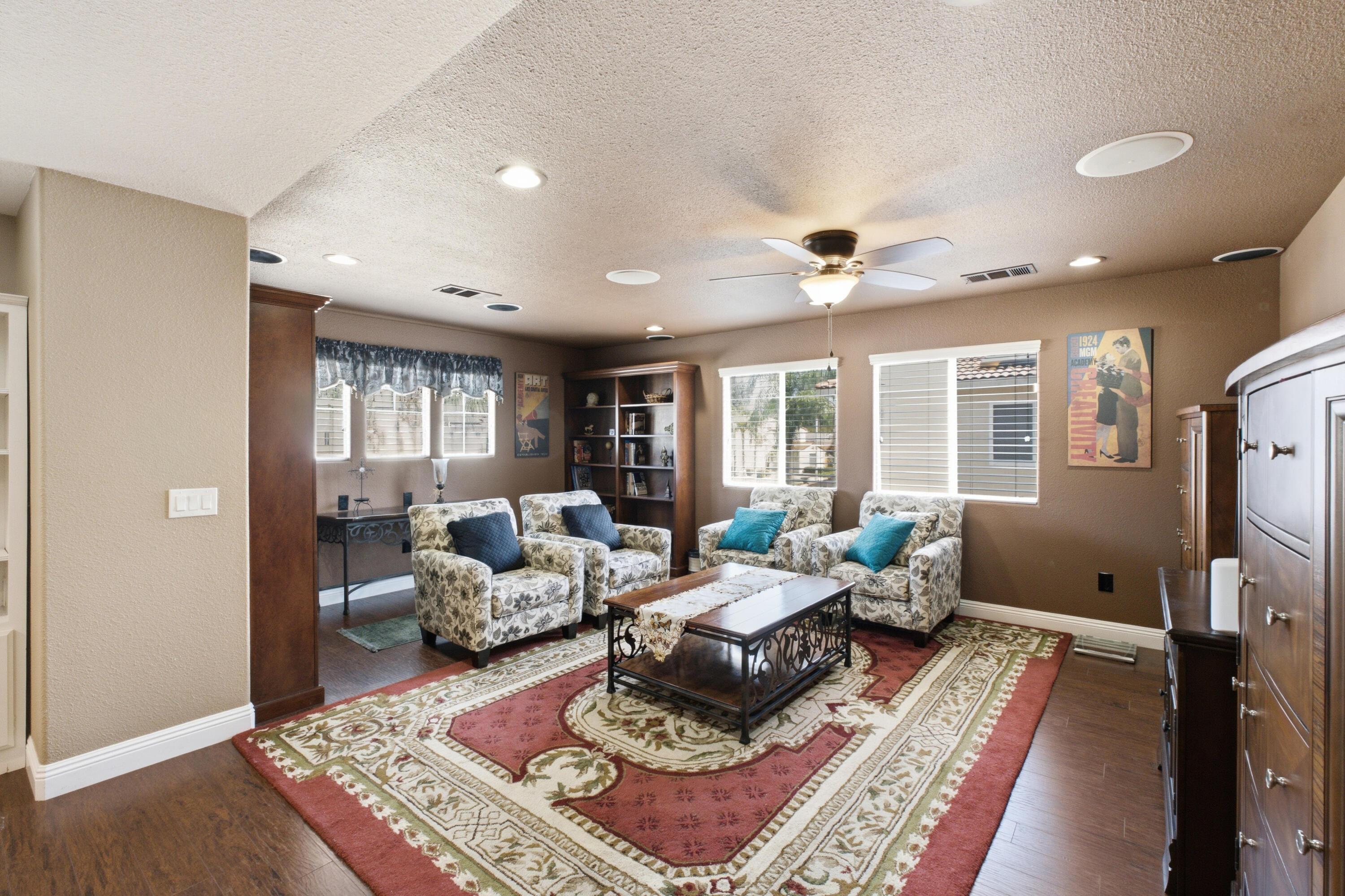 5733 W Babcock Ave, Visalia, CA 93291