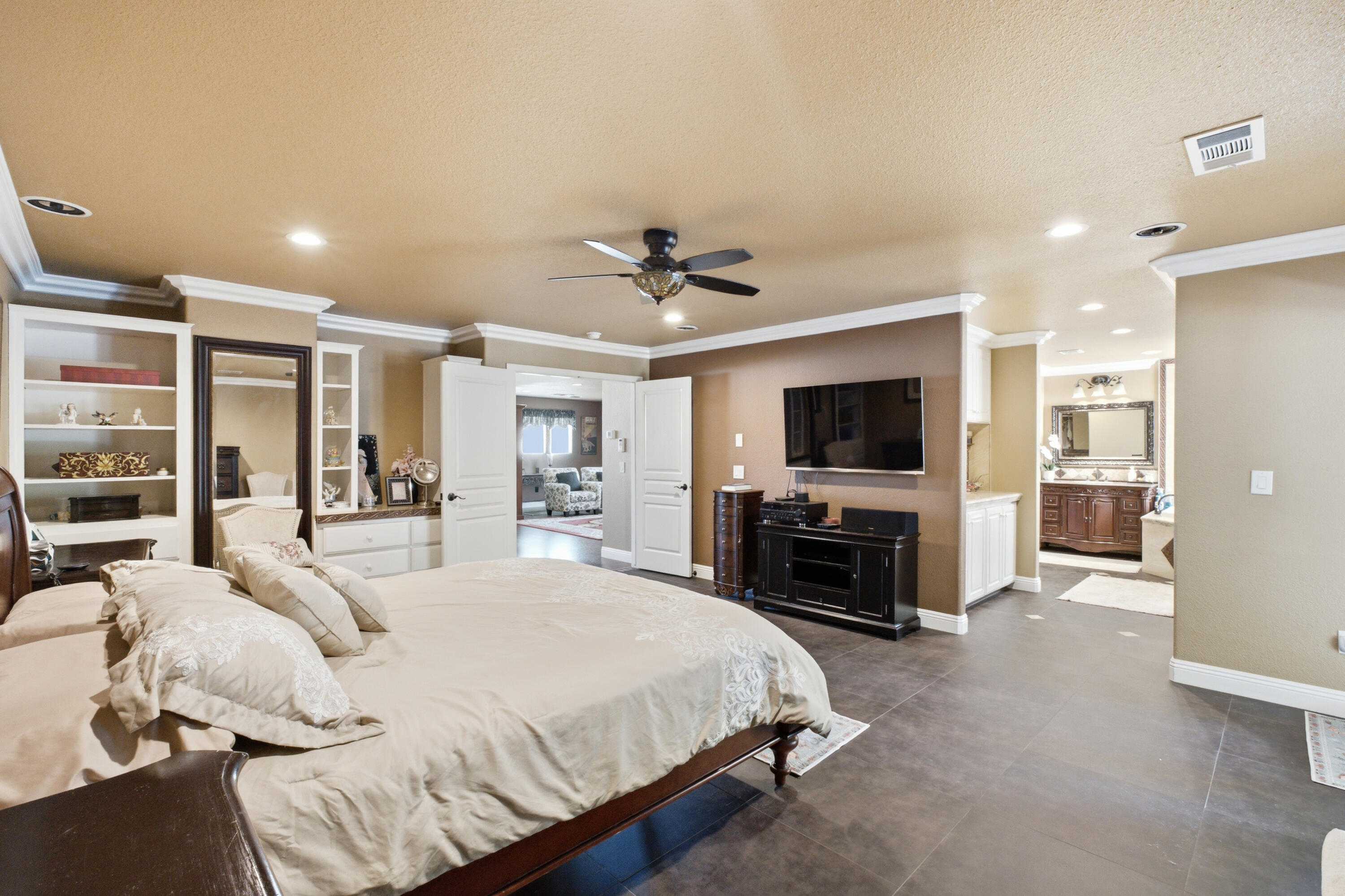 5733 W Babcock Ave, Visalia, CA 93291