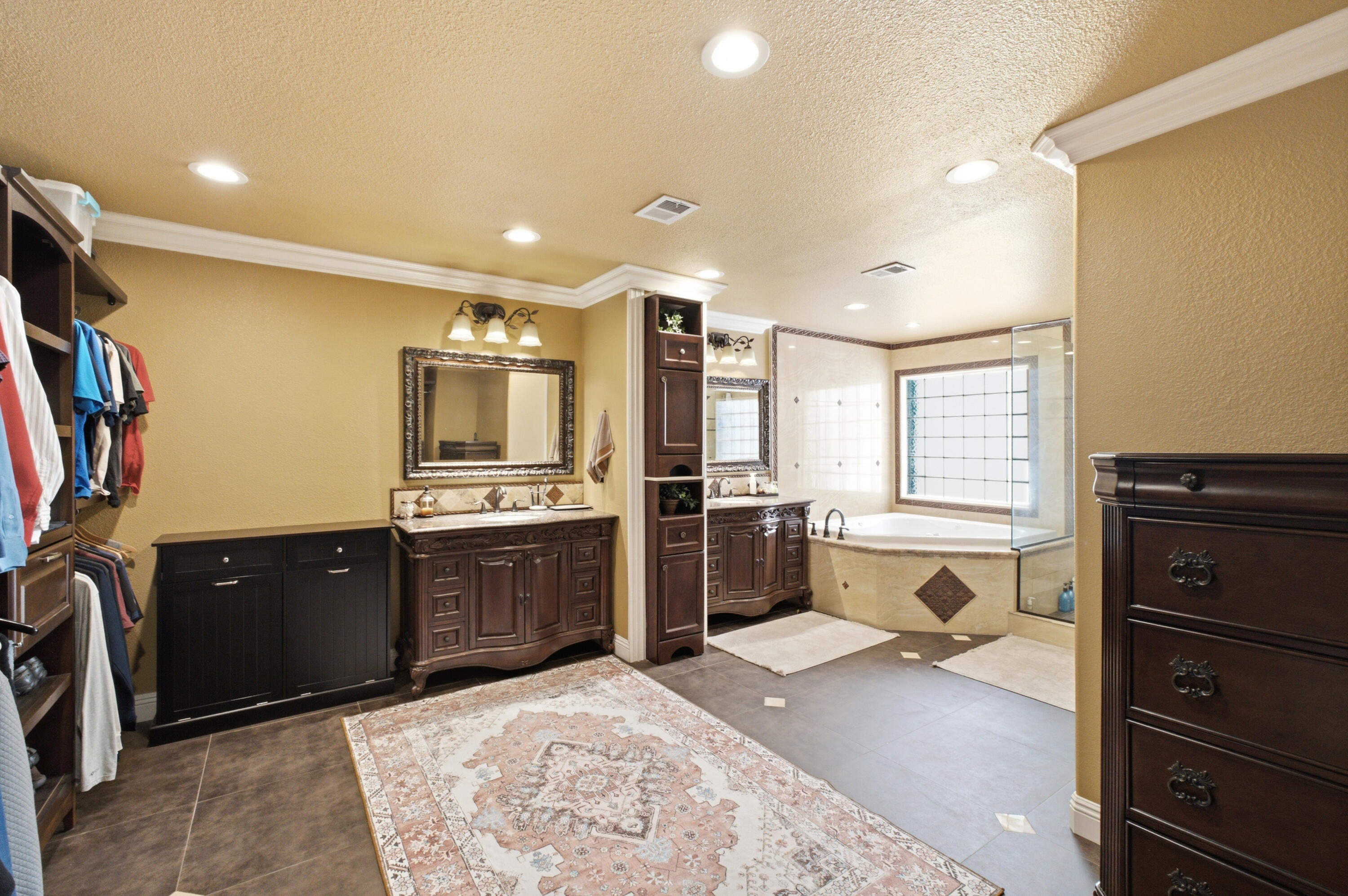 5733 W Babcock Ave, Visalia, CA 93291