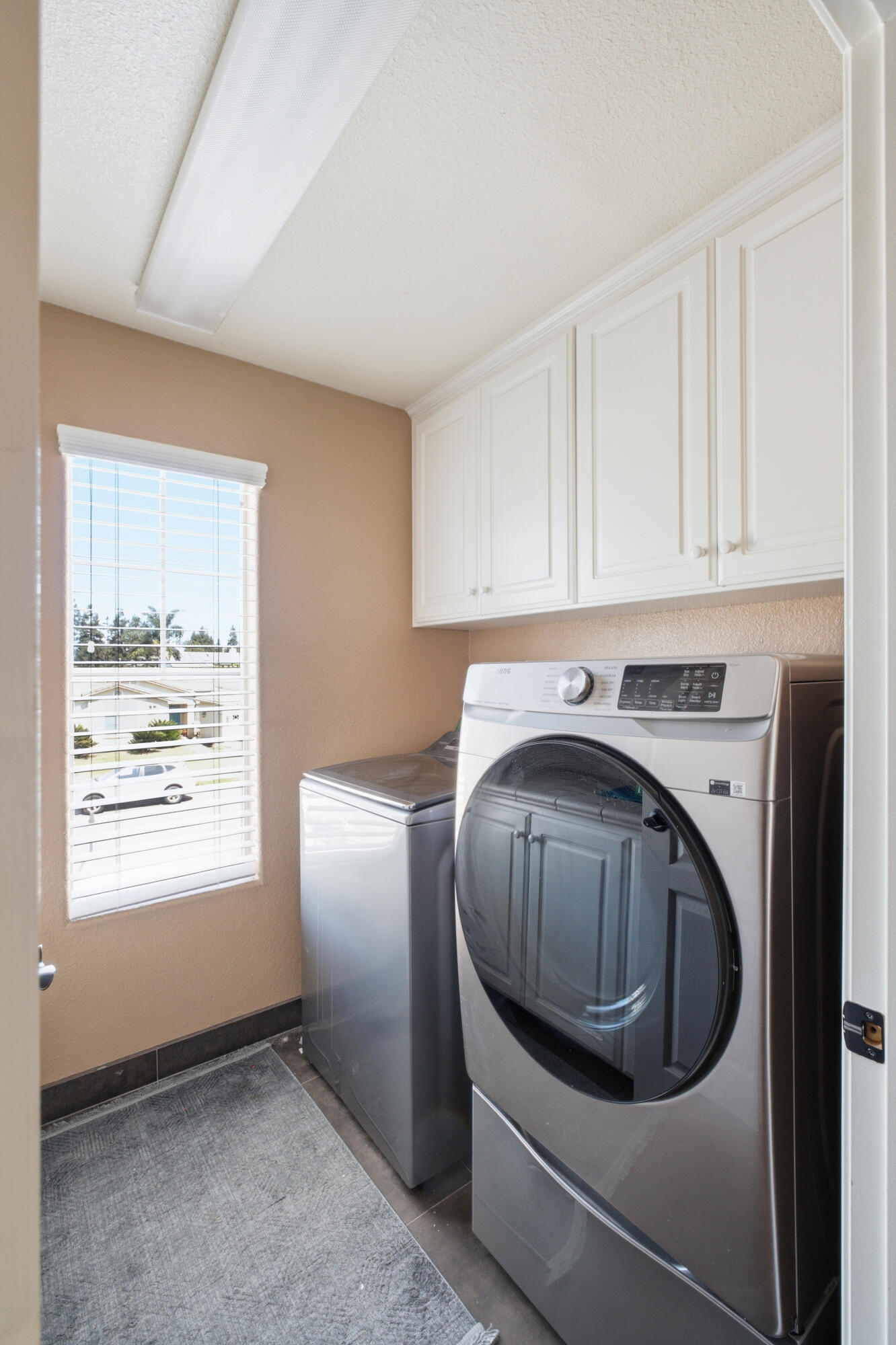 5733 W Babcock Ave, Visalia, CA 93291