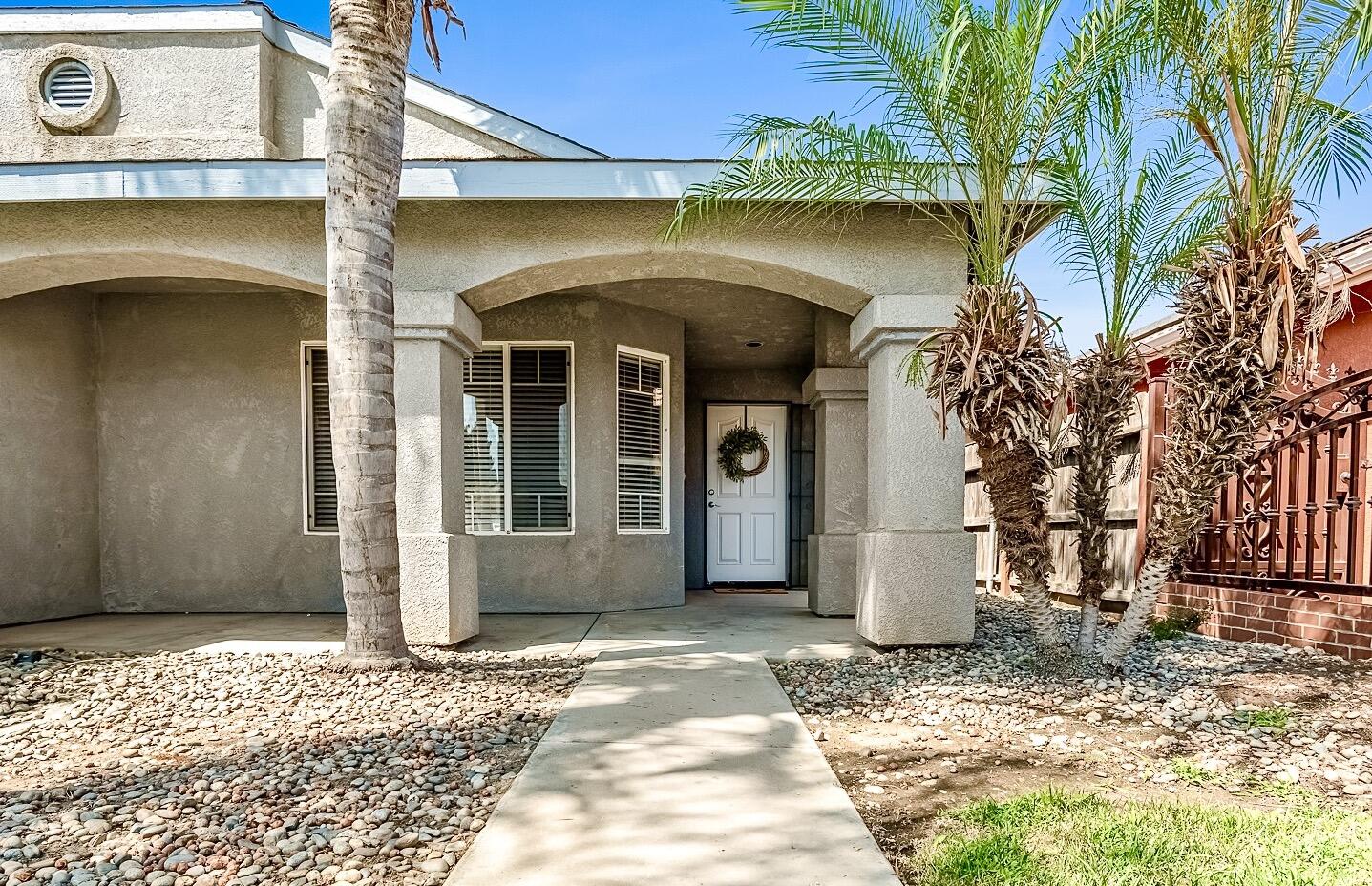 2115 N Virginia Ct, Farmersville, CA 93223