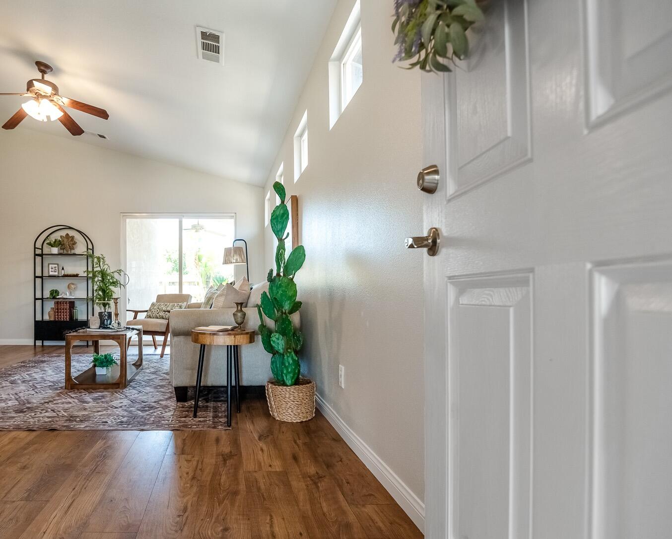2115 N Virginia Ct, Farmersville, CA 93223