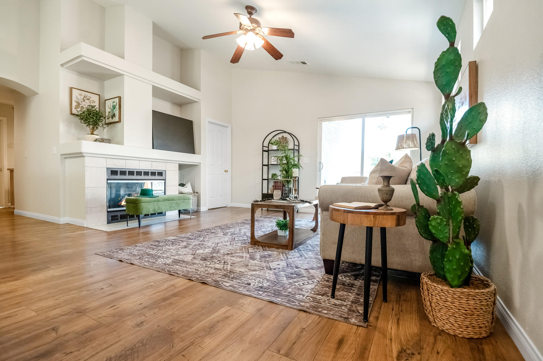 2115 N Virginia Ct, Farmersville, CA 93223