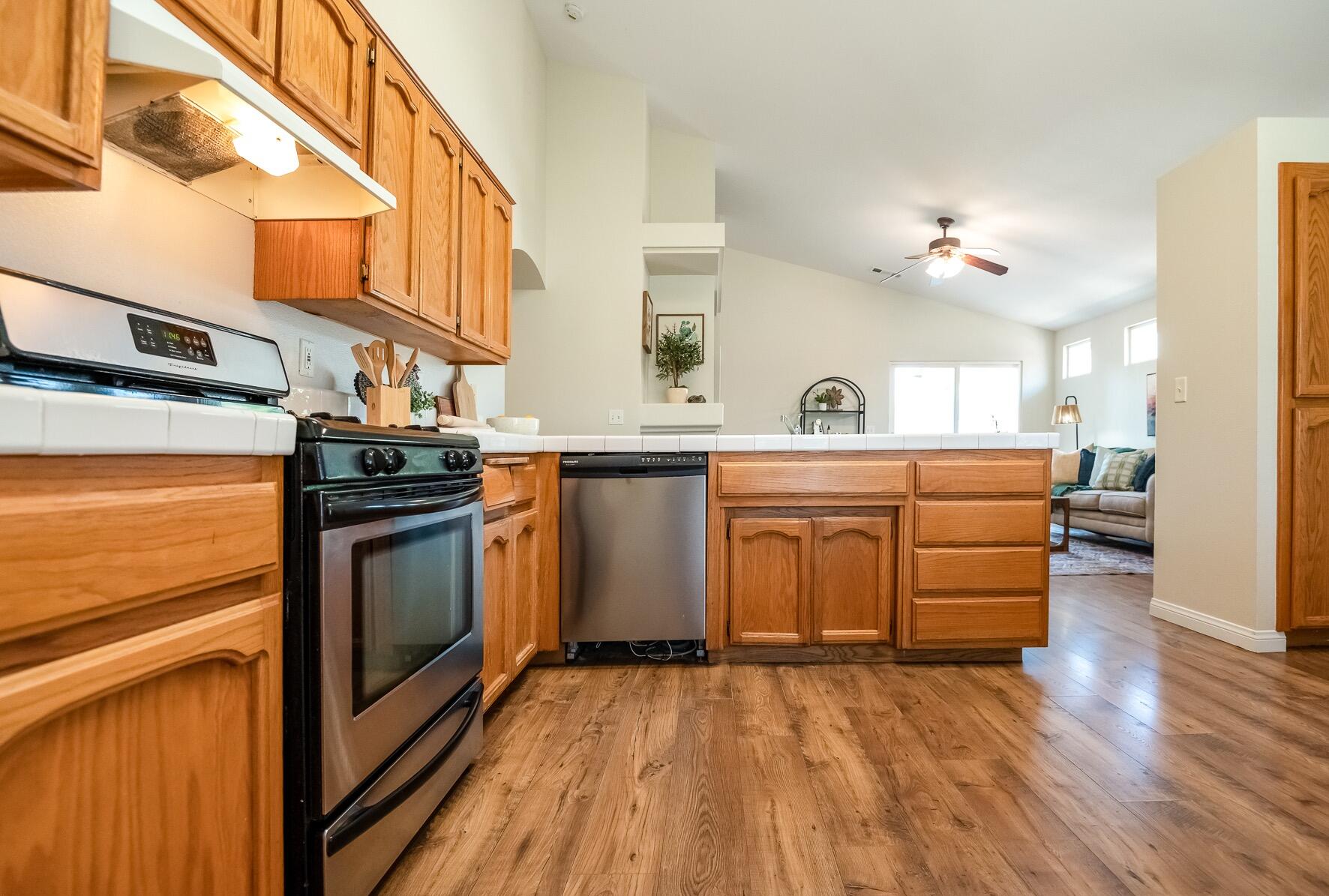 2115 N Virginia Ct, Farmersville, CA 93223