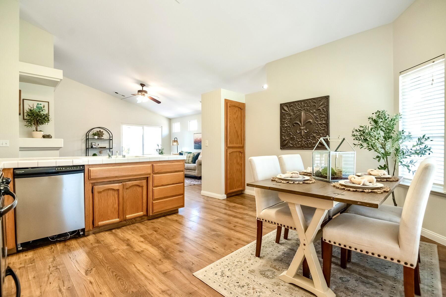 2115 N Virginia Ct, Farmersville, CA 93223