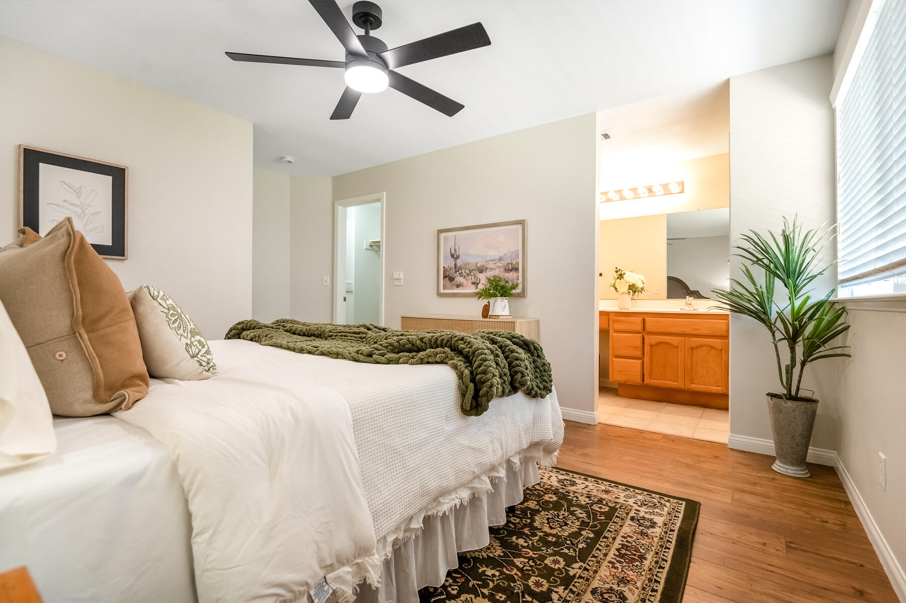 2115 N Virginia Ct, Farmersville, CA 93223