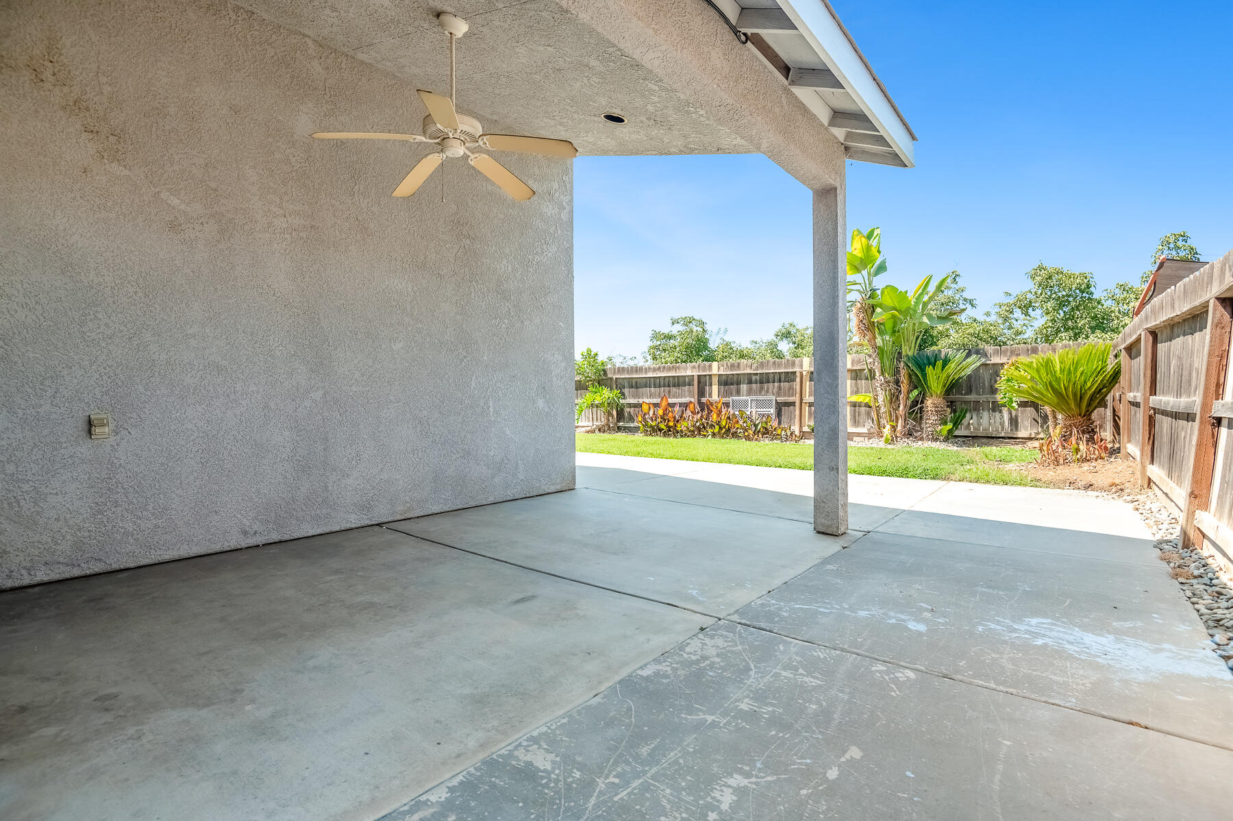 2115 N Virginia Ct, Farmersville, CA 93223