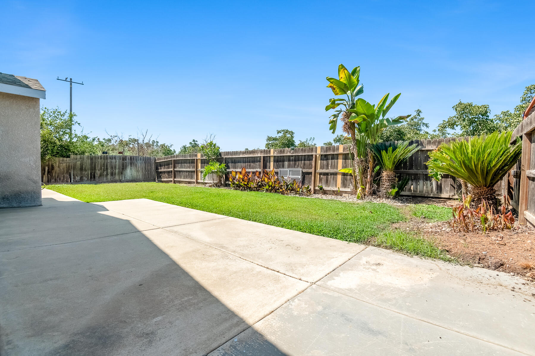 2115 N Virginia Ct, Farmersville, CA 93223