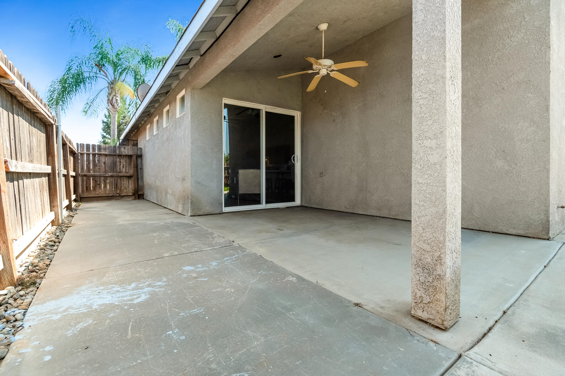 2115 N Virginia Ct, Farmersville, CA 93223