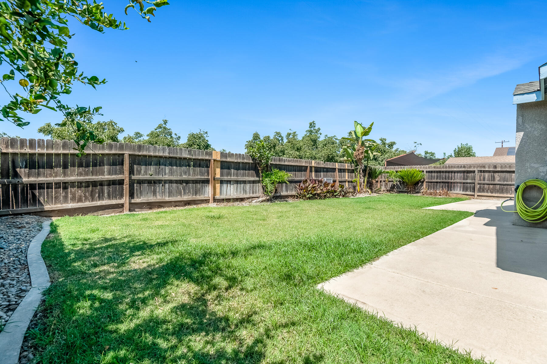 2115 N Virginia Ct, Farmersville, CA 93223