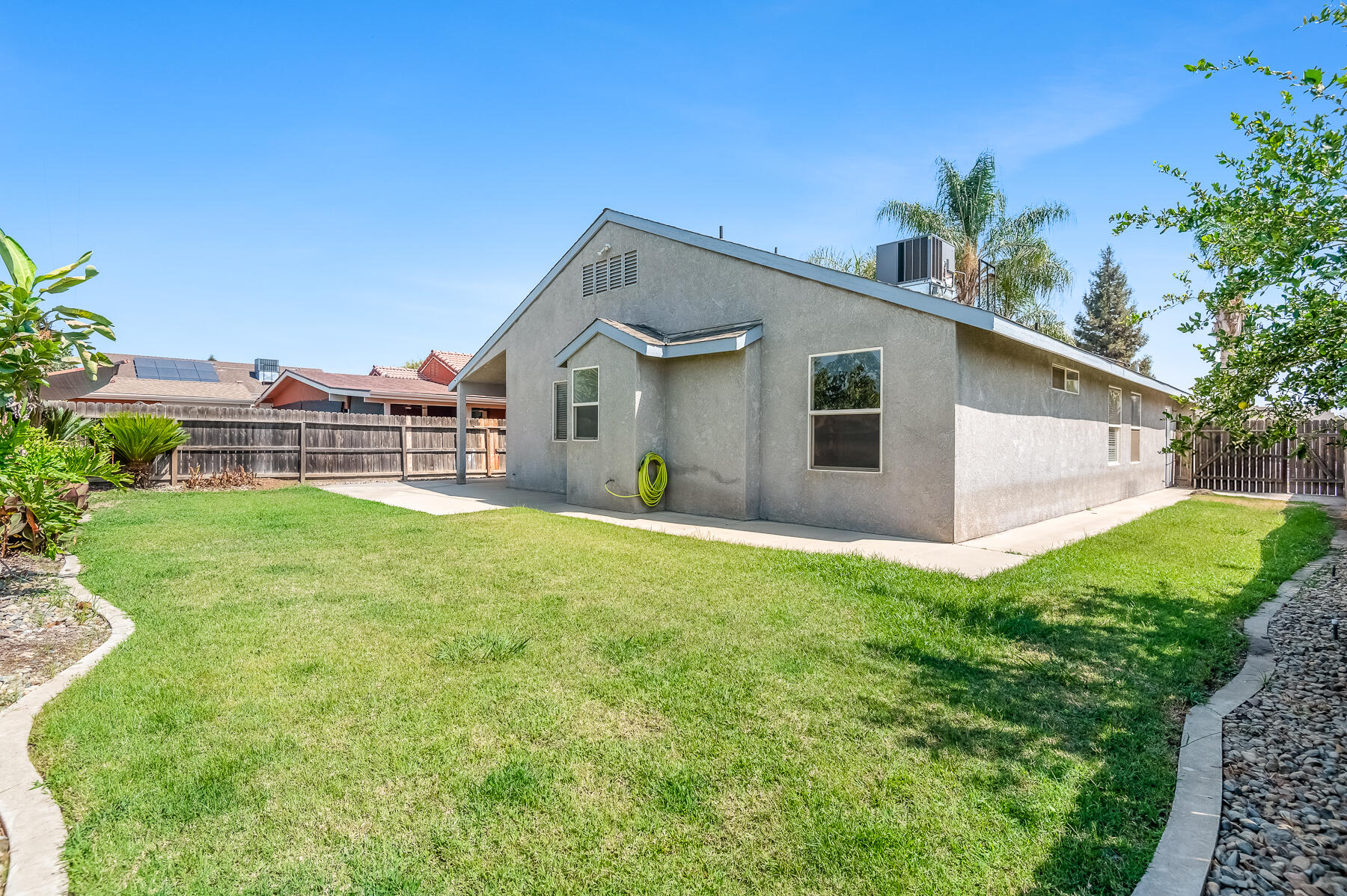 2115 N Virginia Ct, Farmersville, CA 93223