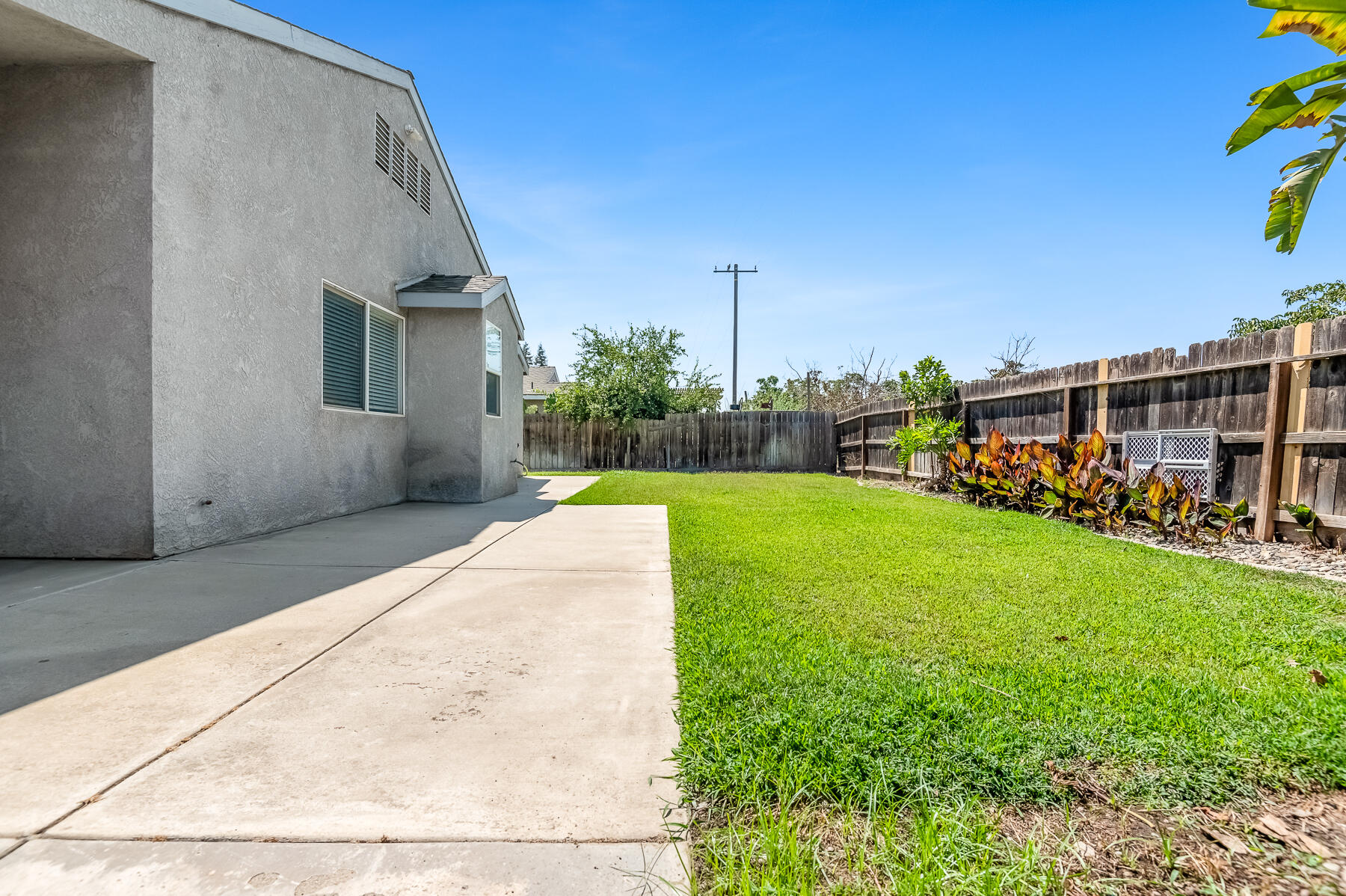 2115 N Virginia Ct, Farmersville, CA 93223