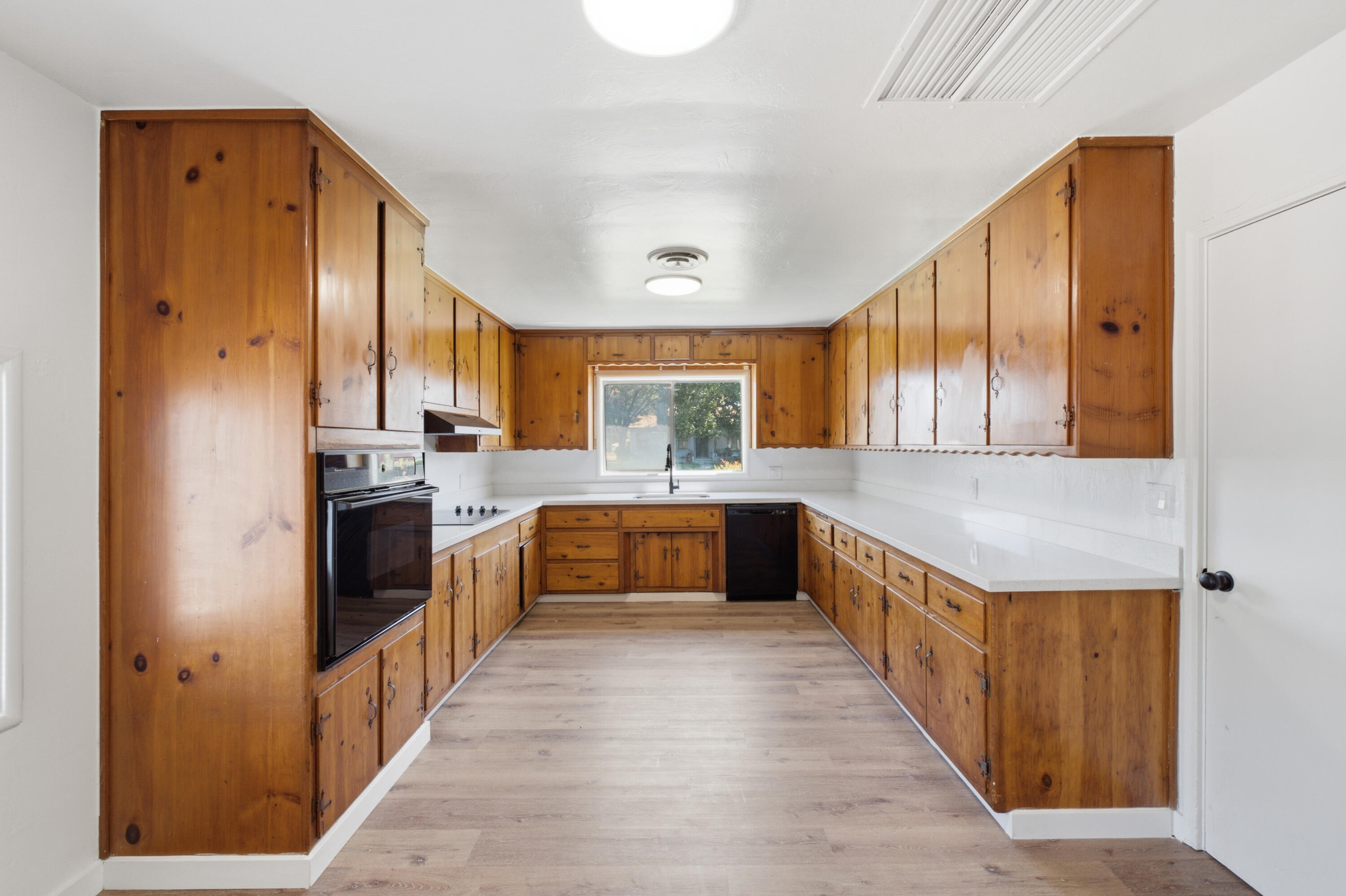 547 N M, Tulare, CA 93274