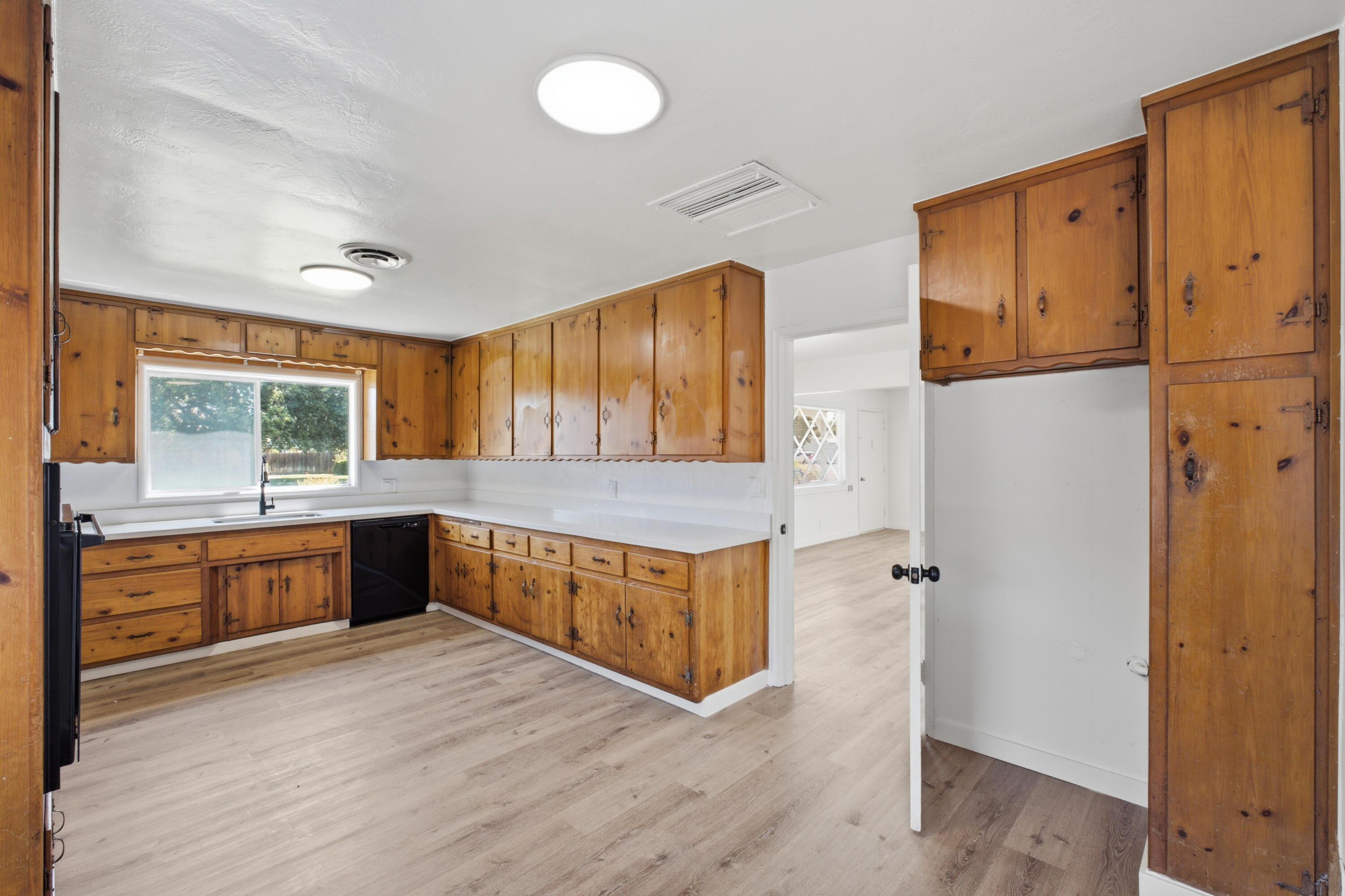 547 N M, Tulare, CA 93274