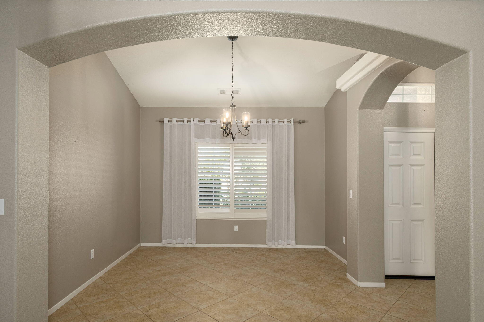 2717 W Wren Ave, Visalia, CA 93291