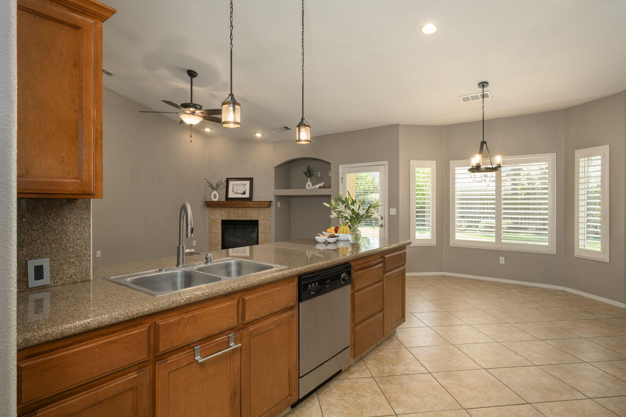 2717 W Wren Ave, Visalia, CA 93291