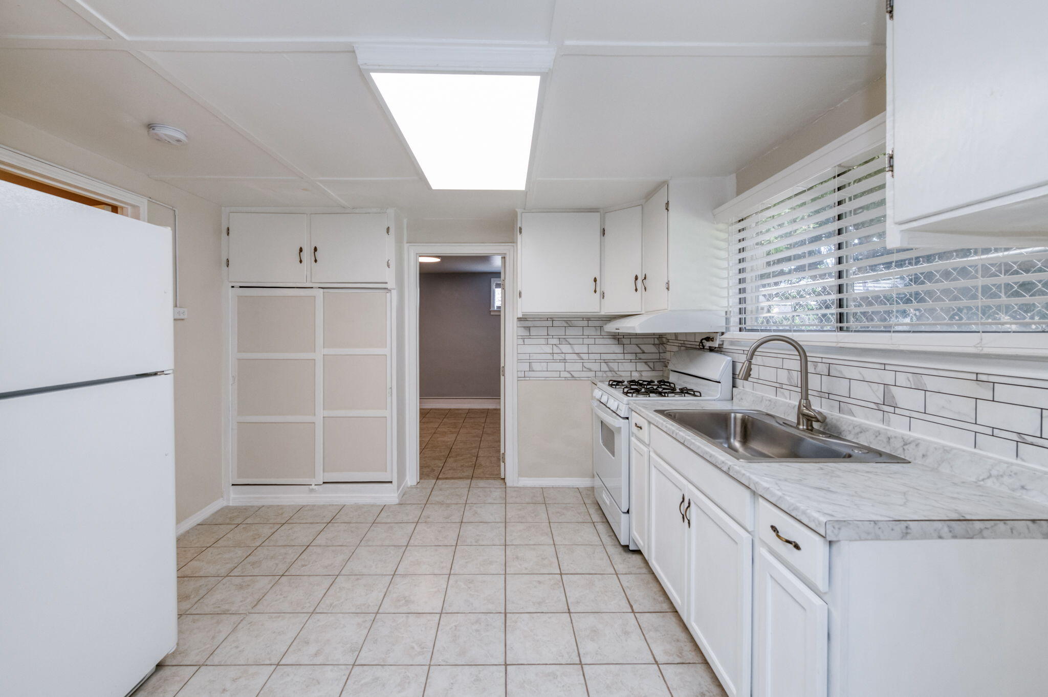 340 N K St, Dinuba, CA 93618