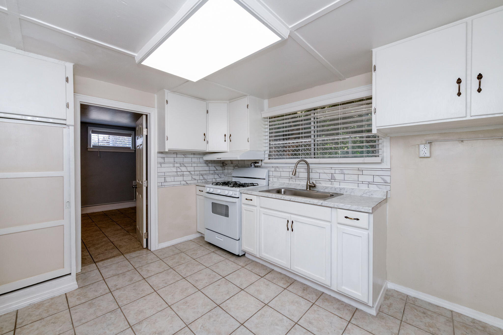 340 N K St, Dinuba, CA 93618