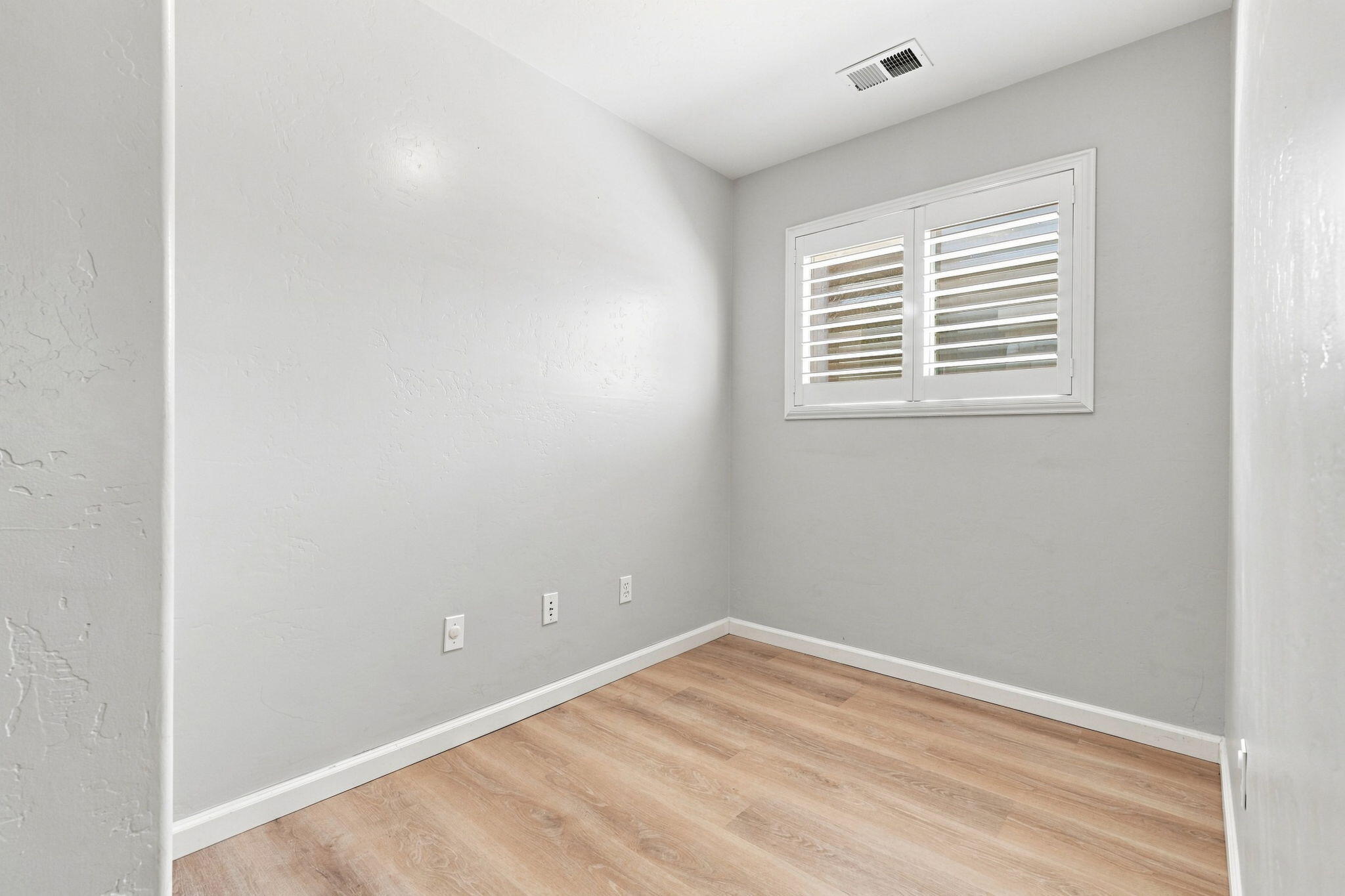 3038 N Linda Vista Ct, Visalia, CA 93291