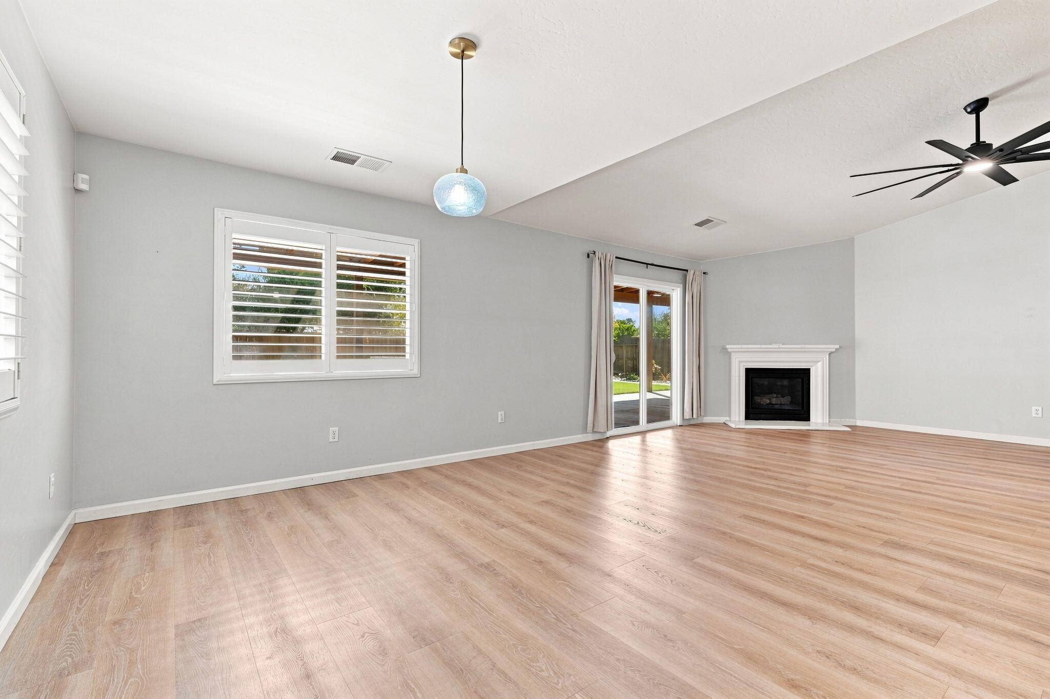 3038 N Linda Vista Ct, Visalia, CA 93291