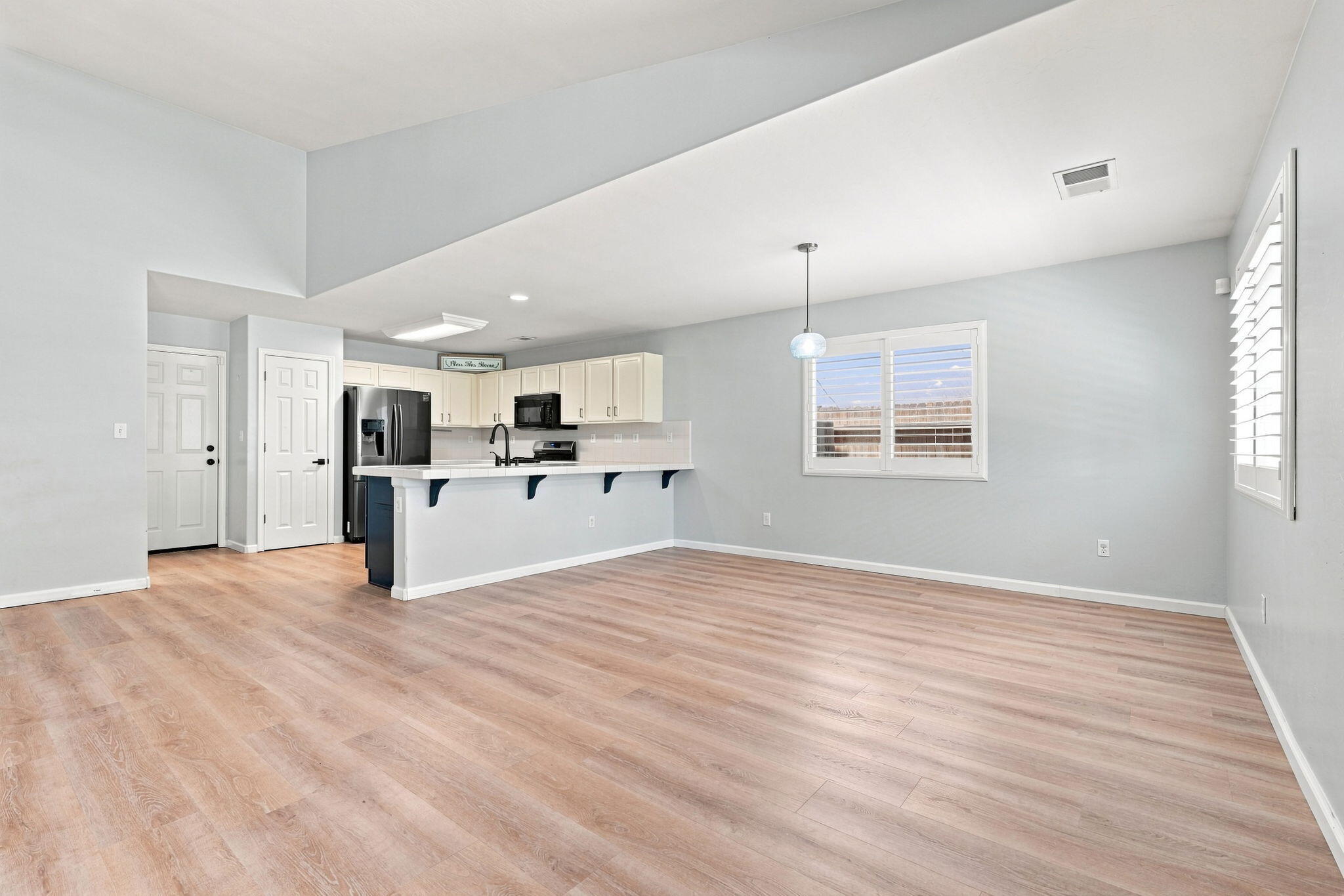 3038 N Linda Vista Ct, Visalia, CA 93291